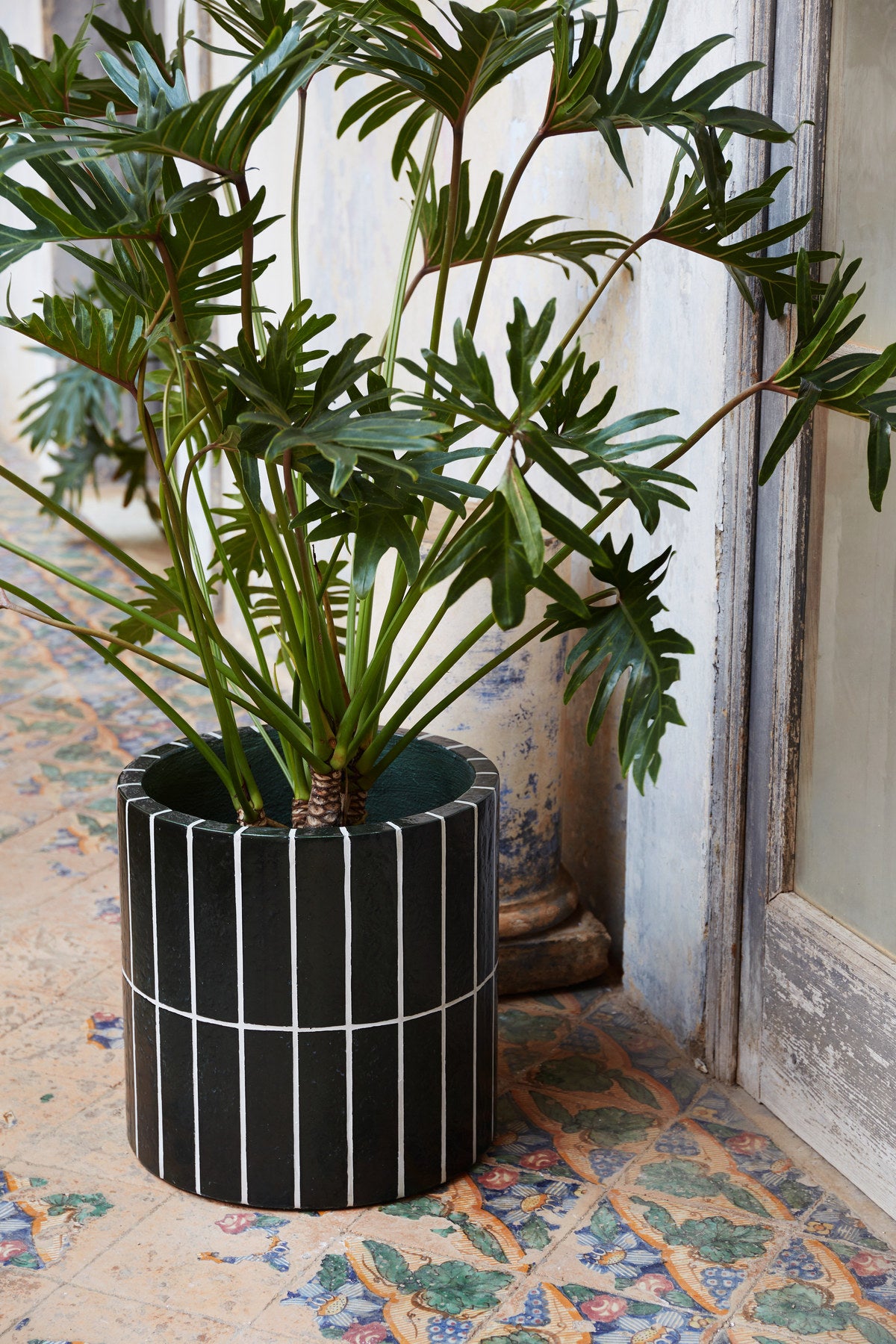 Pillar Panzentopf in Dunkelgrün präsentiert im Onlineshop von KAQTU Design AG. Pflanzentopf Outdoor ist von Ferm Living