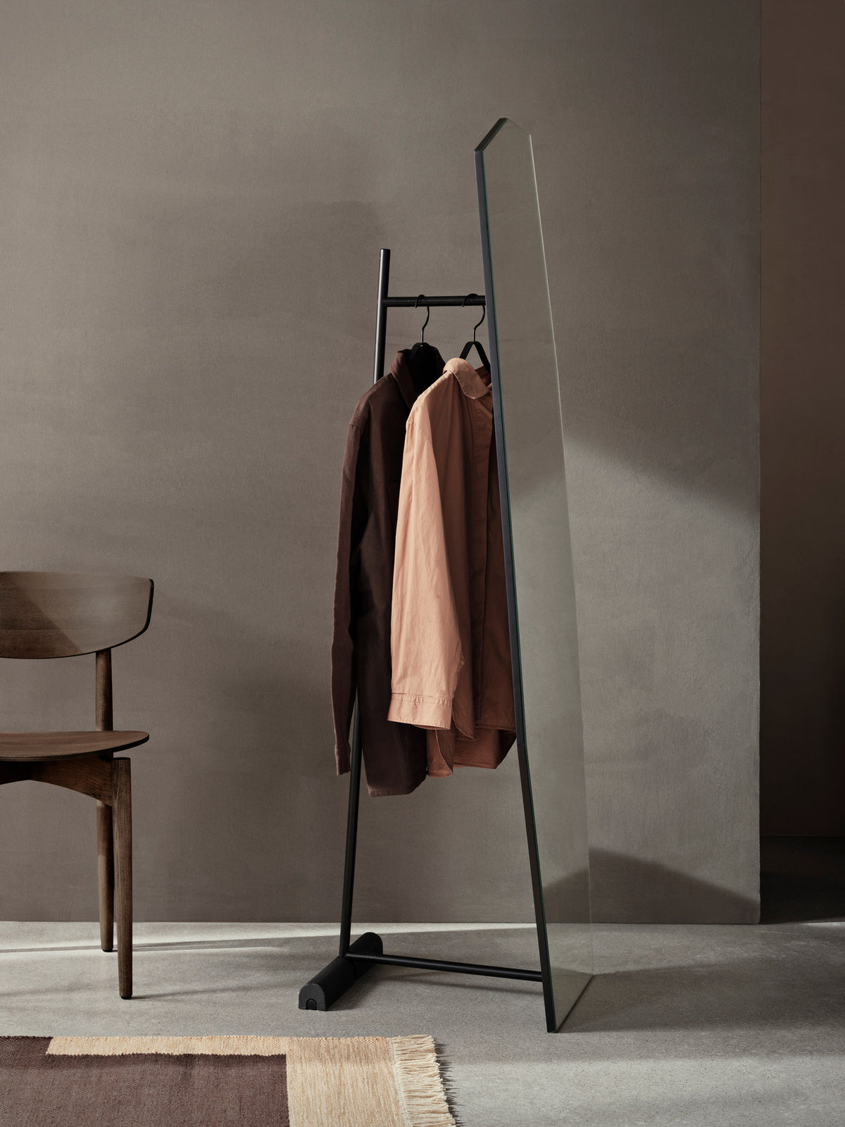Shard Free Spiegel in Schwarz präsentiert im Onlineshop von KAQTU Design AG. Standspiegel ist von Ferm Living