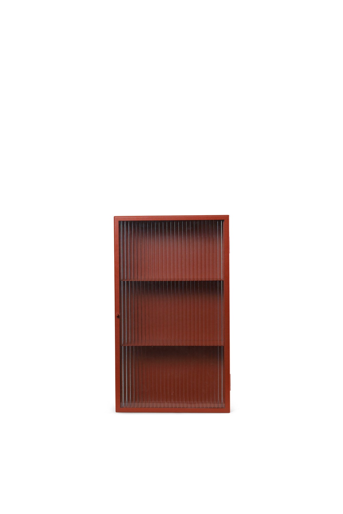 Haze Wandschrank, Geriffeltes Glas in Oxide Red präsentiert im Onlineshop von KAQTU Design AG. Wandschrank ist von Ferm Living