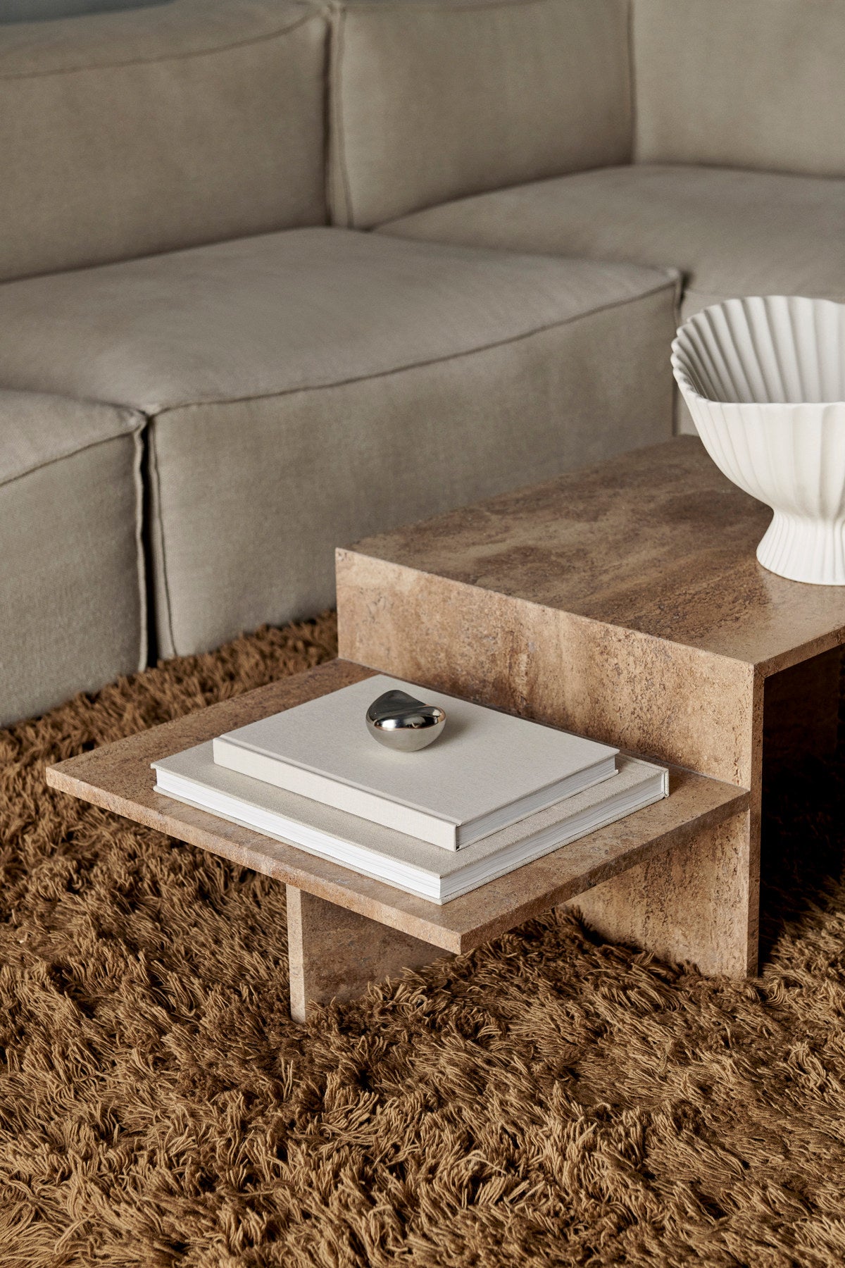Distinct Couchtisch in Dunkelbraun präsentiert im Onlineshop von KAQTU Design AG. Couchtisch ist von Ferm Living