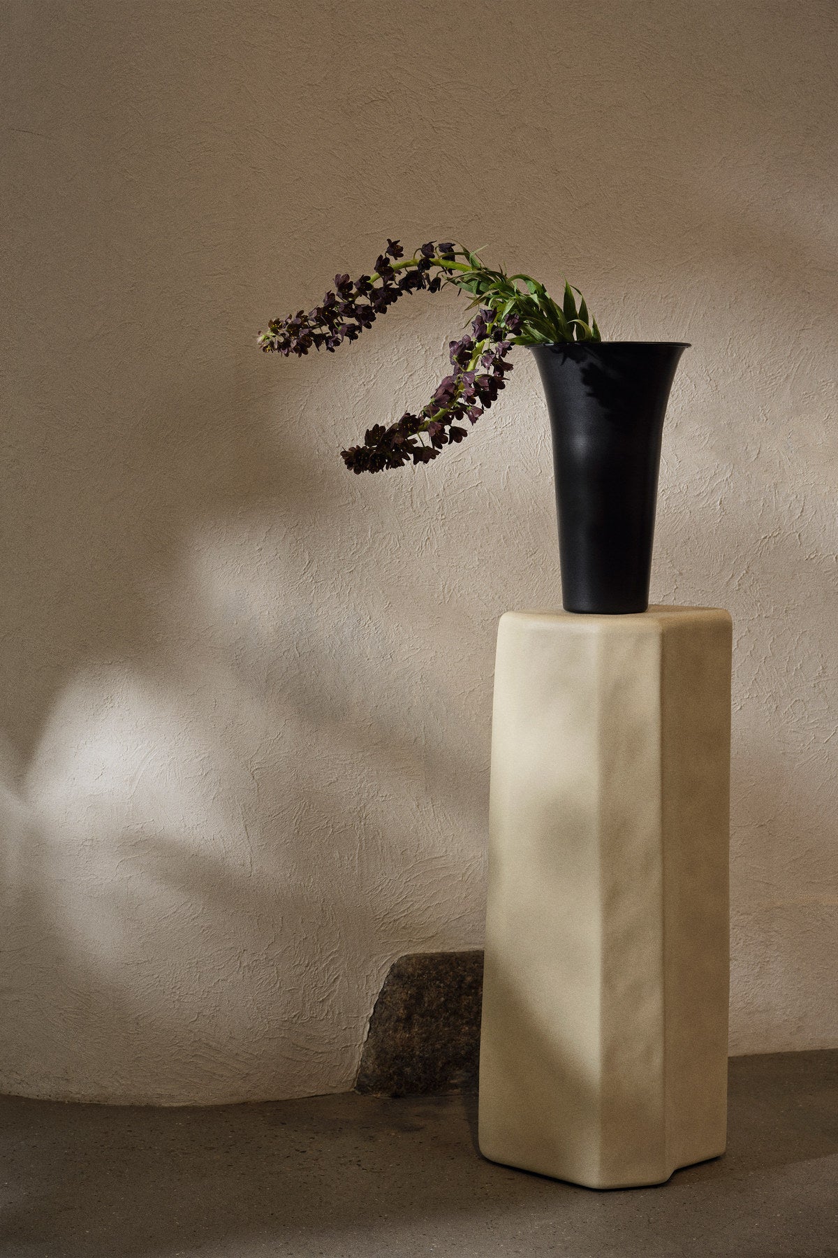 Staffa Sockel in Ivory präsentiert im Onlineshop von KAQTU Design AG. Podest ist von Ferm Living