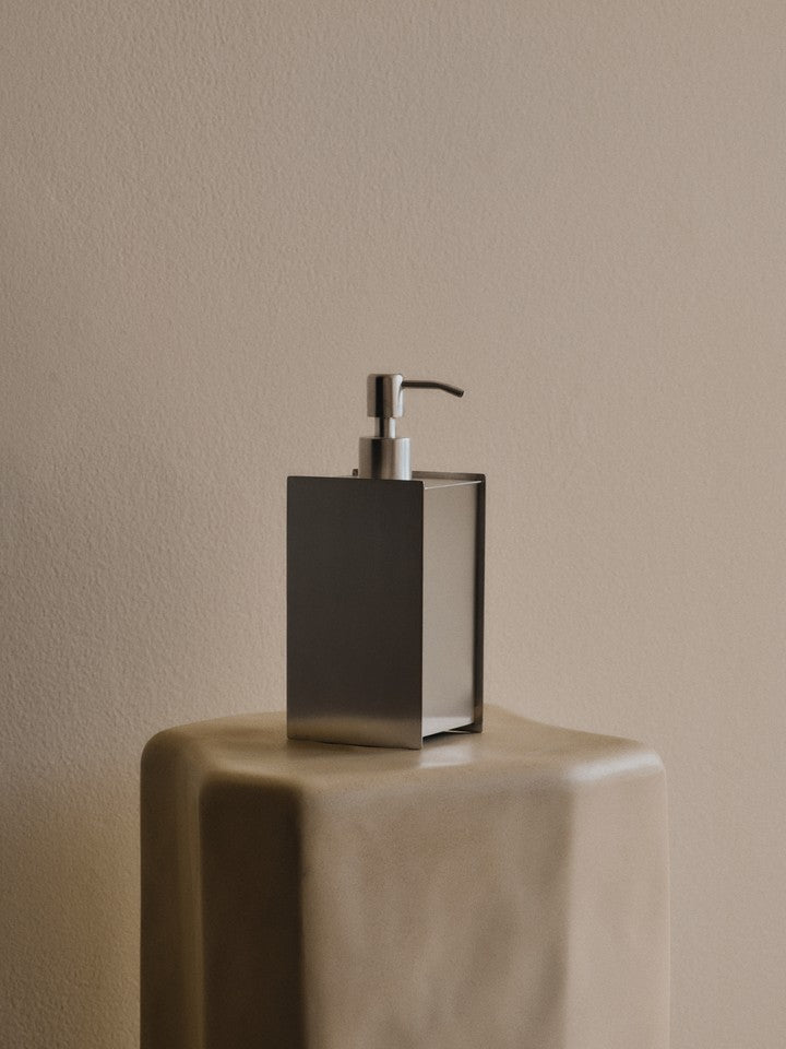 Staffa Hocker in Ivory präsentiert im Onlineshop von KAQTU Design AG. Beistelltisch ist von Ferm Living