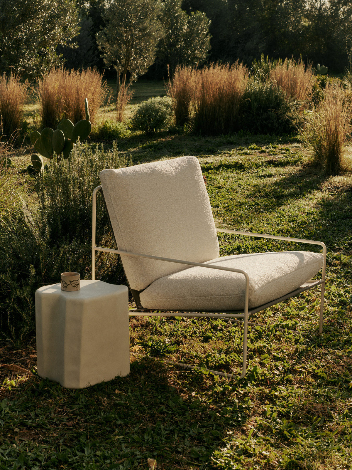Staffa Hocker in Ivory präsentiert im Onlineshop von KAQTU Design AG. Beistelltisch ist von Ferm Living