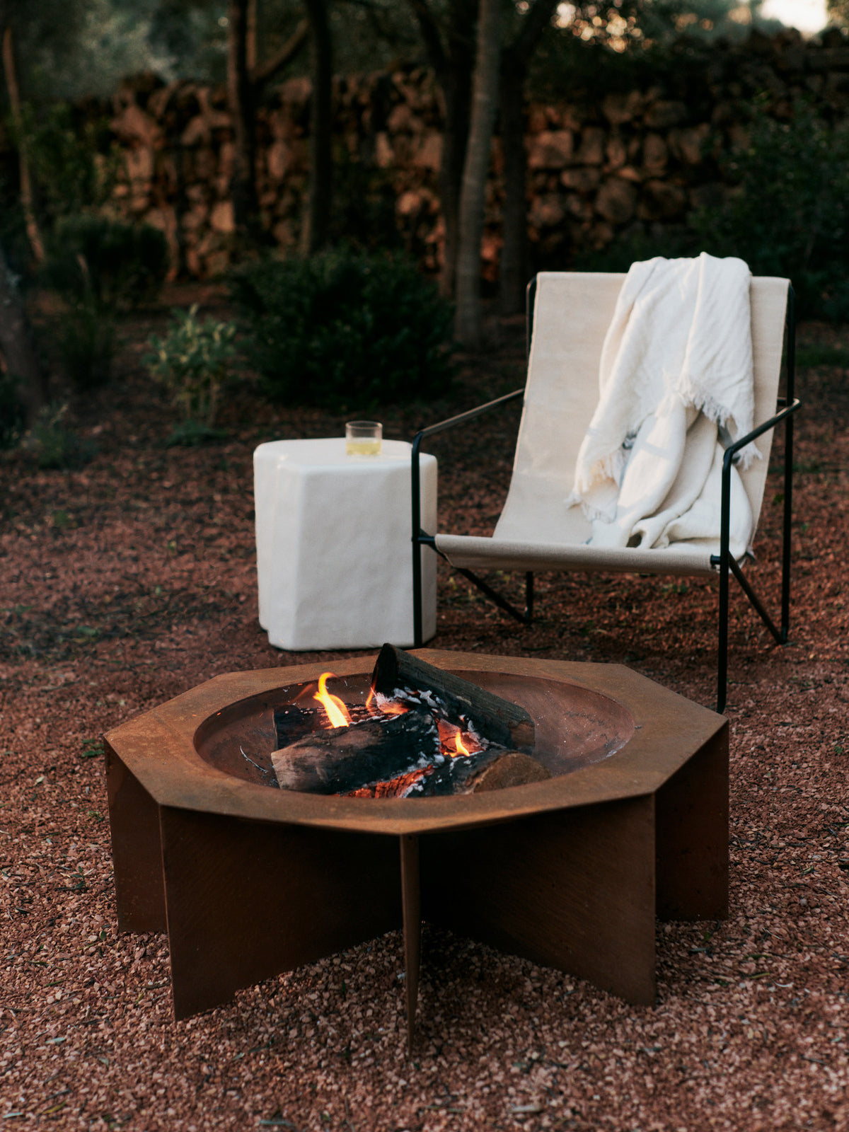 Staffa Hocker in Ivory präsentiert im Onlineshop von KAQTU Design AG. Beistelltisch ist von Ferm Living