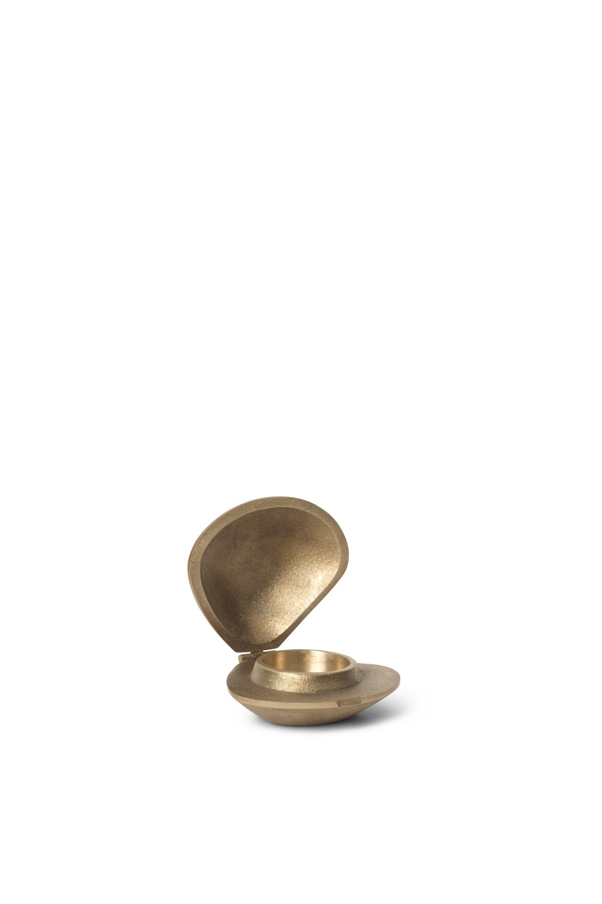 Clam Kerzenständer in Brass präsentiert im Onlineshop von KAQTU Design AG. Kerzenständer ist von Ferm Living