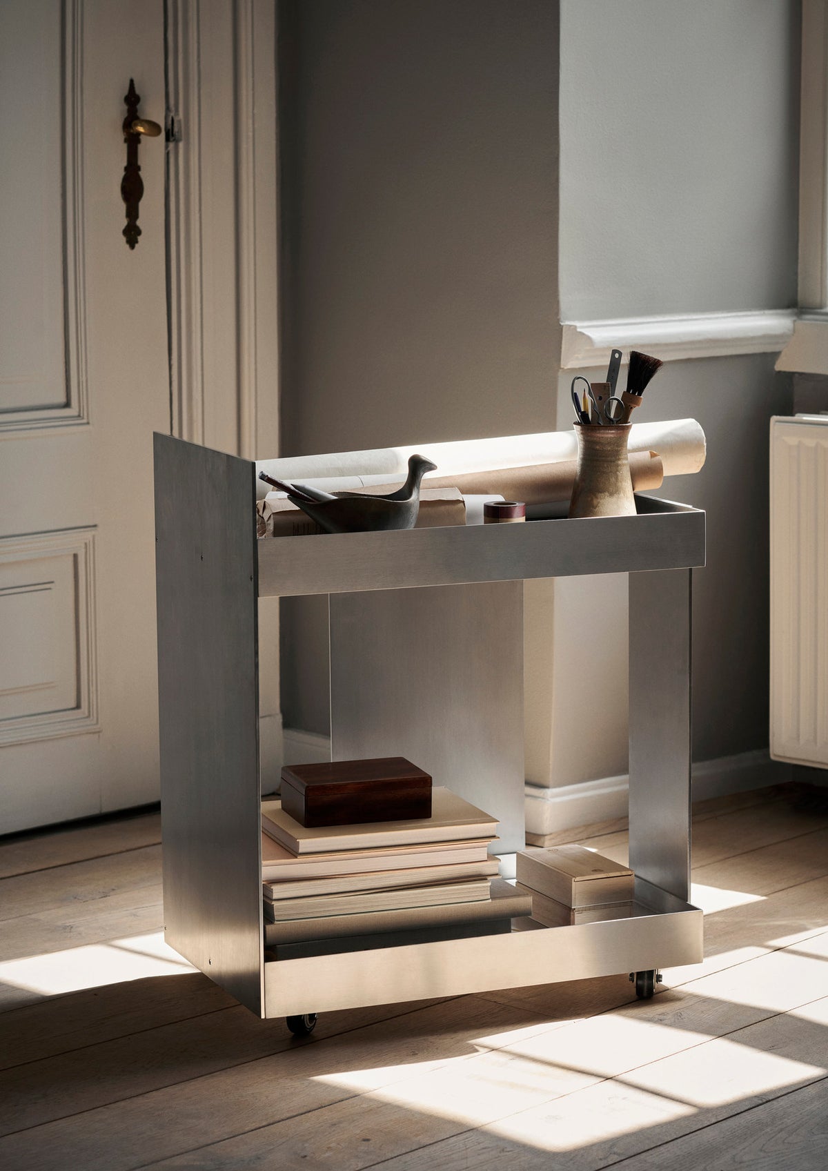 Lager Trolley in Aluminium präsentiert im Onlineshop von KAQTU Design AG. Servierwagen ist von Ferm Living