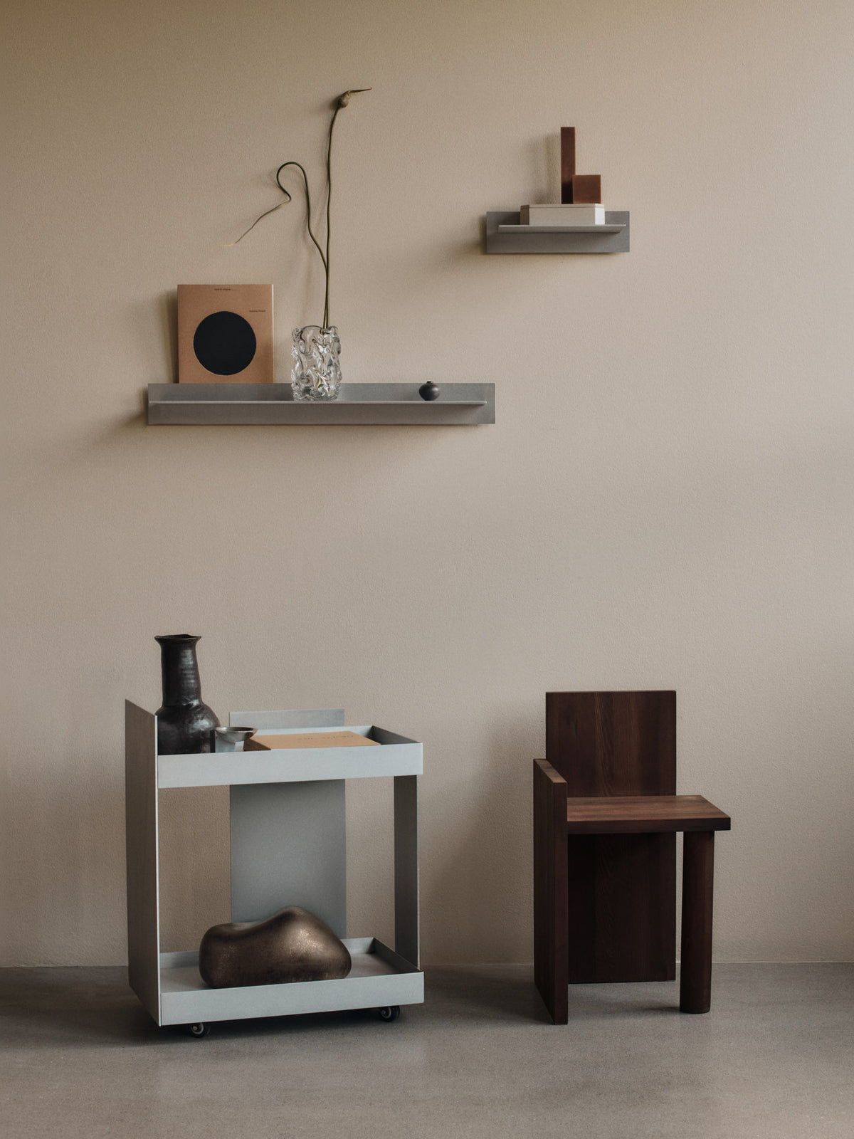 Lager Trolley in Aluminium präsentiert im Onlineshop von KAQTU Design AG. Servierwagen ist von Ferm Living