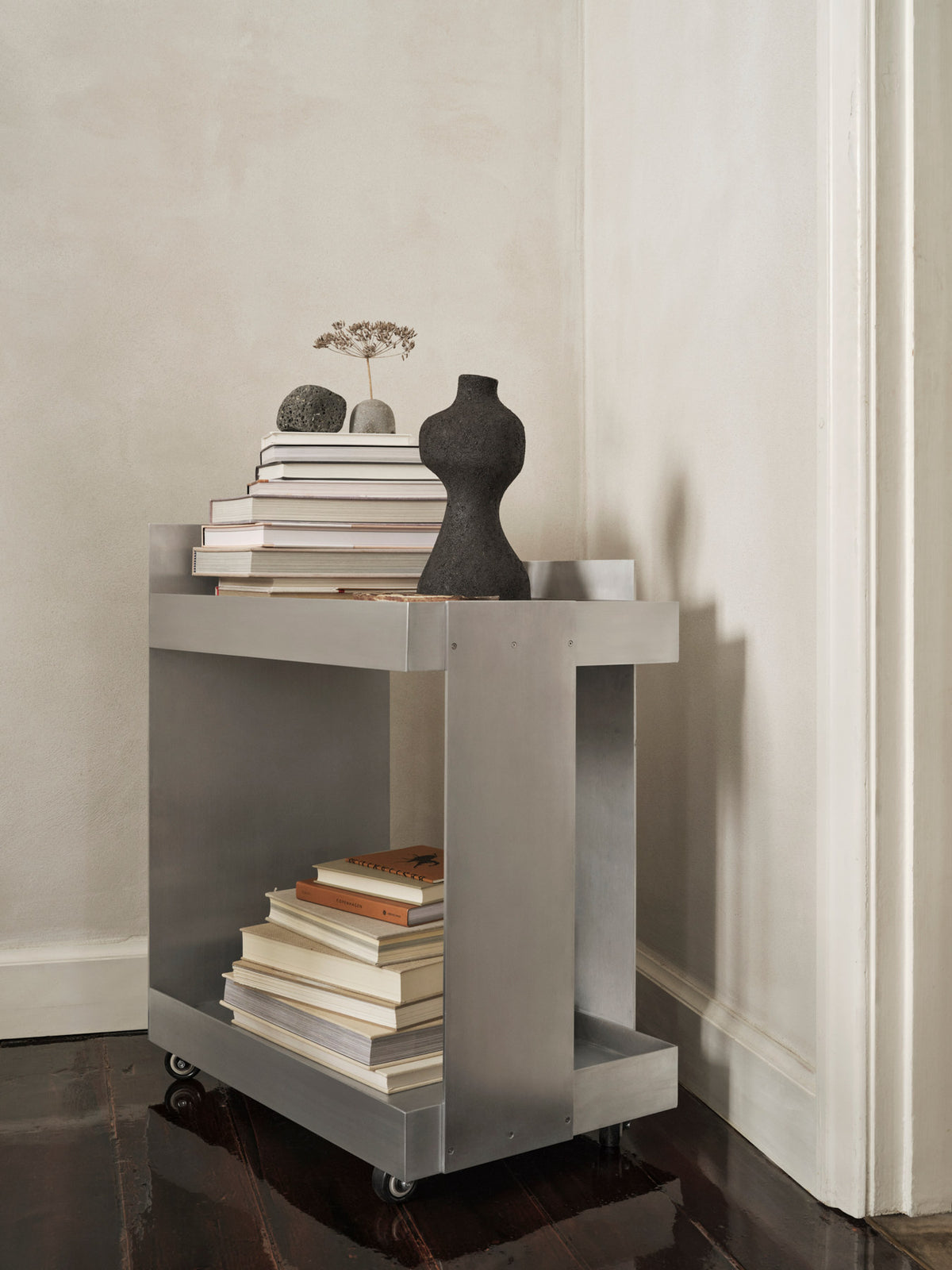Lager Trolley in Aluminium präsentiert im Onlineshop von KAQTU Design AG. Servierwagen ist von Ferm Living