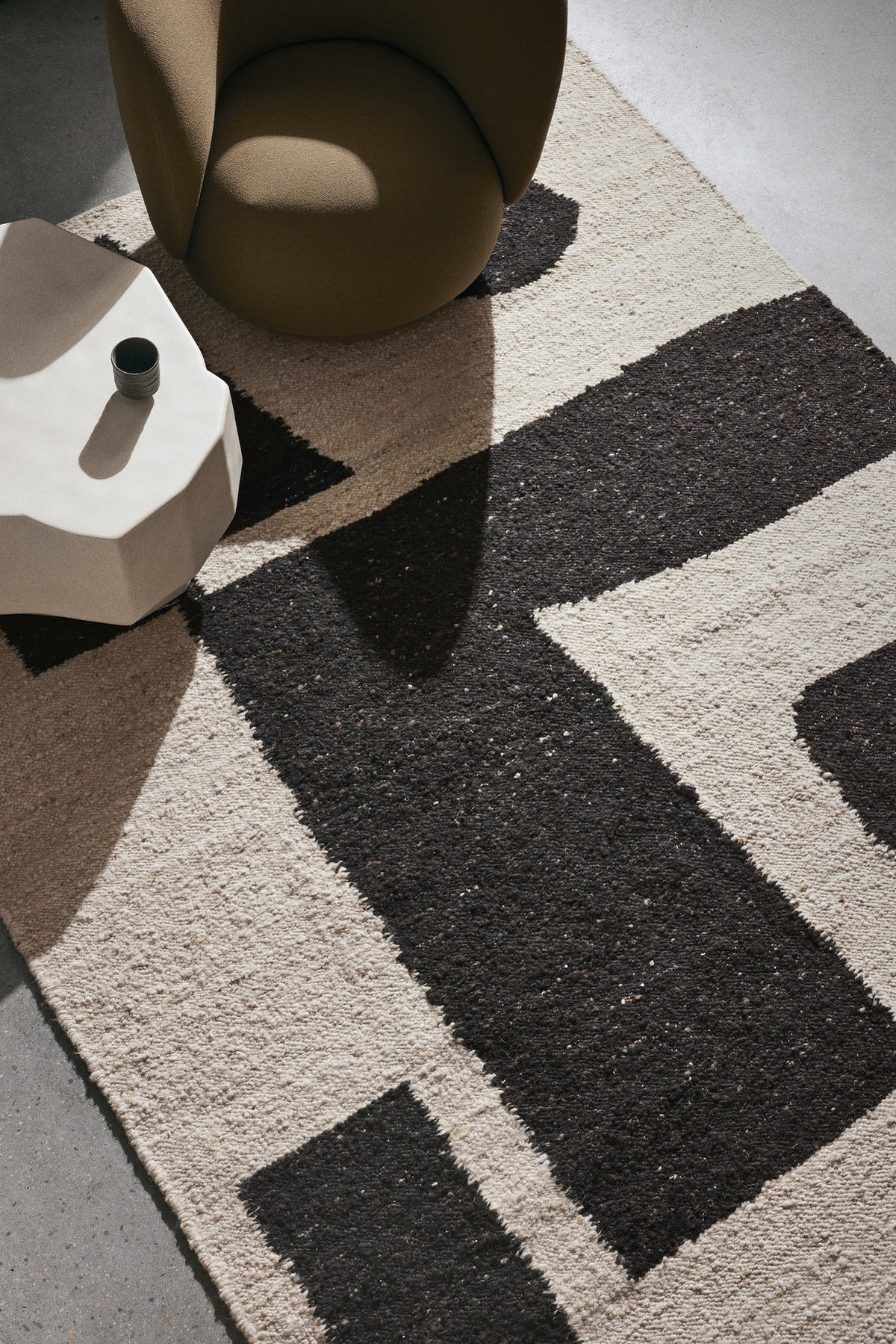 Piece Teppich in Off-white/Coffee präsentiert im Onlineshop von KAQTU Design AG. Teppich ist von Ferm Living