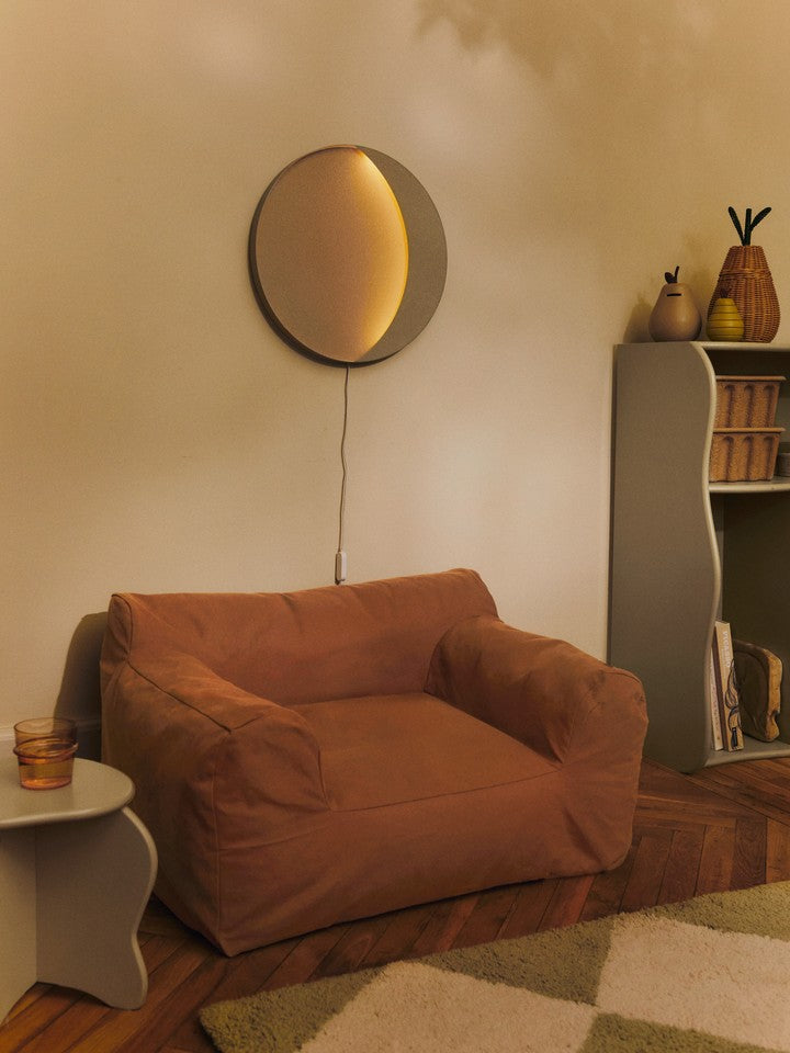 Slope Hocker von Ferm Living aus FSC-zertifiziertem, lackiertem MDF mit geschwungener, wellenförmiger Form, in Cashmere, für das Kinderzimmer