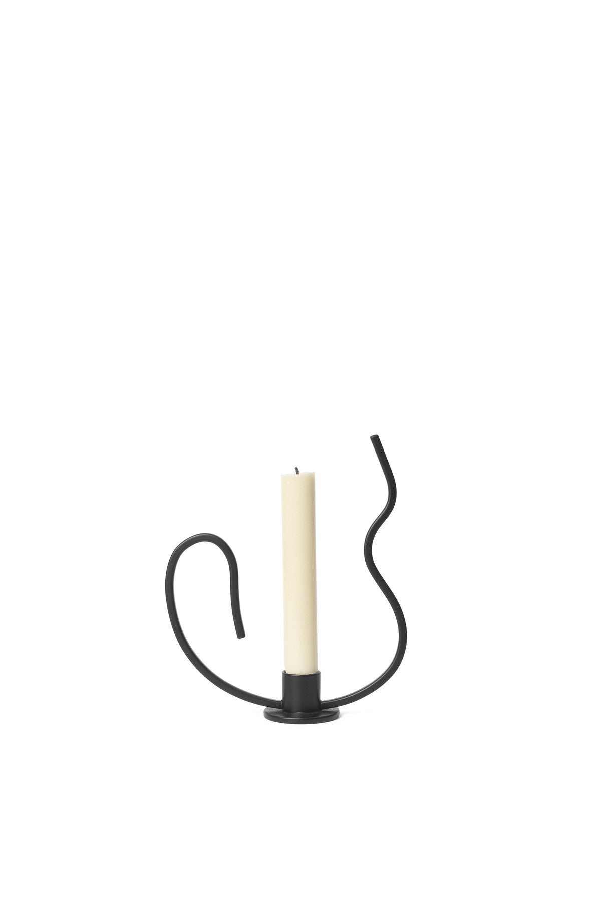 Valse Kerzenständer Tief in Black präsentiert im Onlineshop von KAQTU Design AG. Kerzenständer ist von Ferm Living