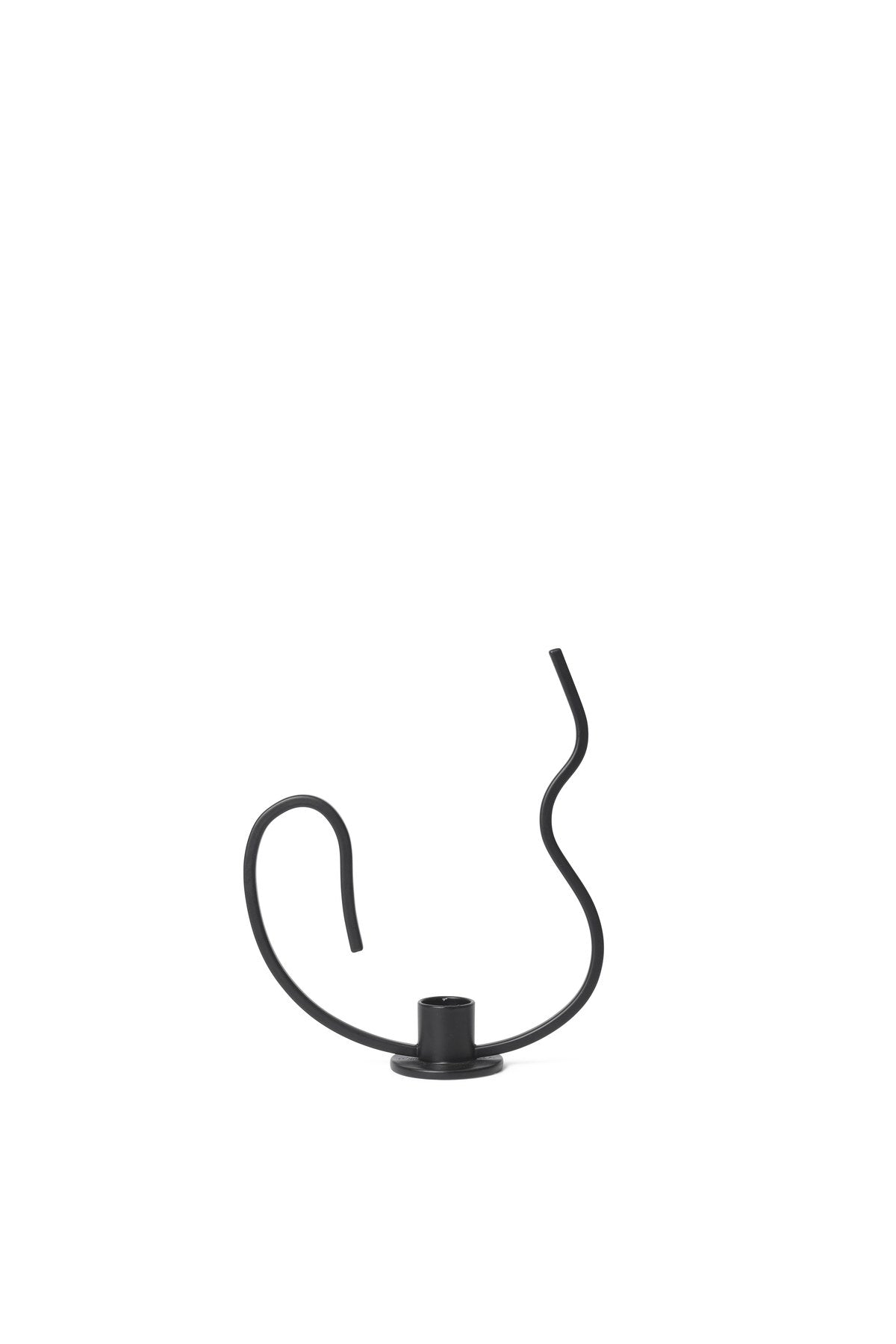Valse Kerzenständer Tief in Black präsentiert im Onlineshop von KAQTU Design AG. Kerzenständer ist von Ferm Living