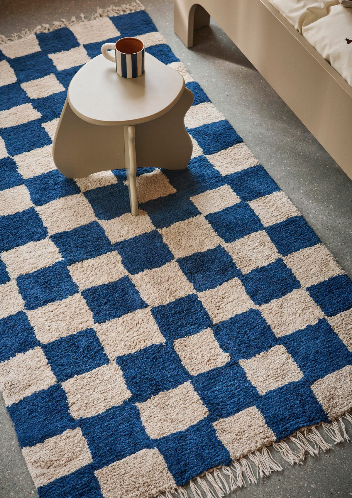 Mara Teppich in Deep Blue/Warm Sand präsentiert im Onlineshop von KAQTU Design AG. Teppich ist von Ferm Living