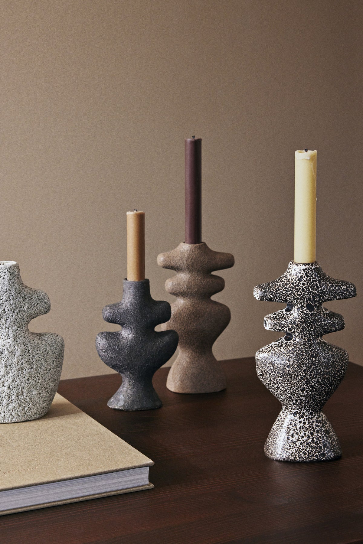 Yara Kerzenständer Medium in Grey Pumice präsentiert im Onlineshop von KAQTU Design AG. Kerzenständer ist von Ferm Living