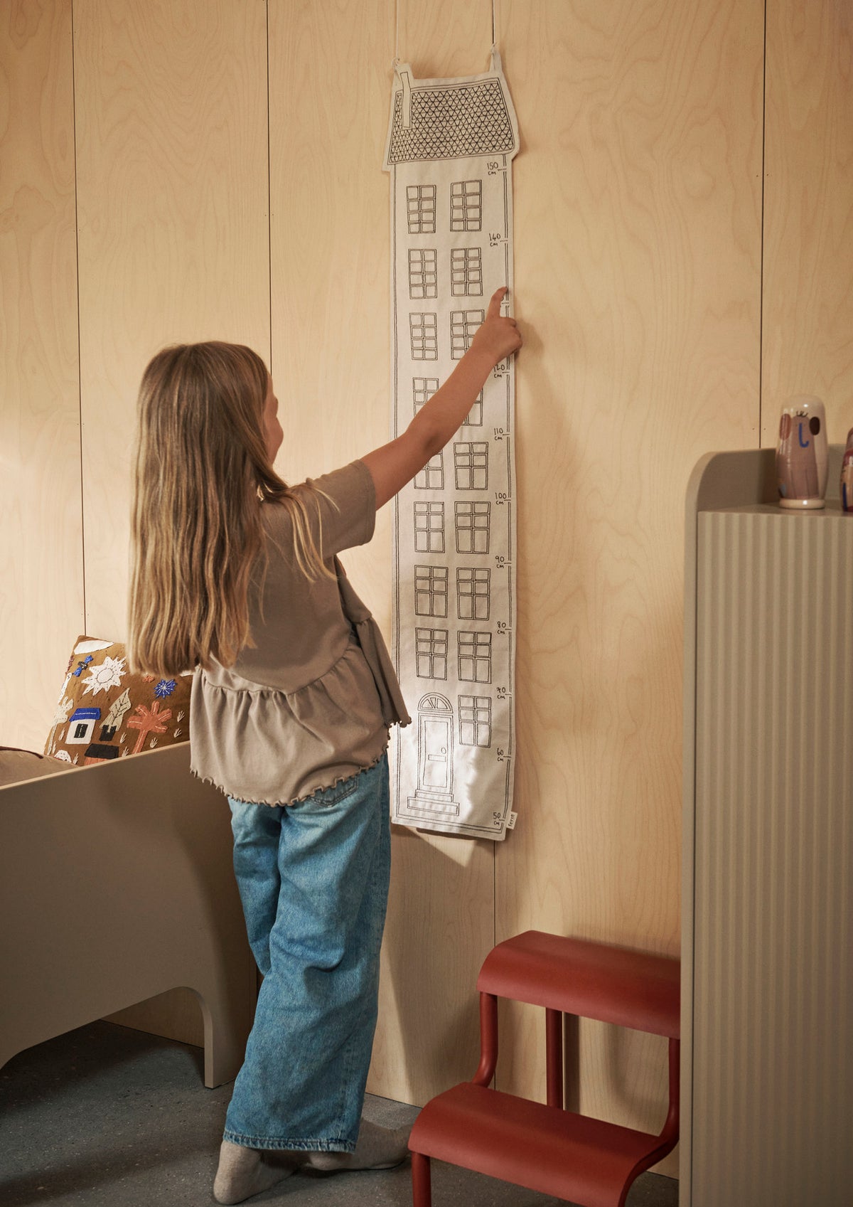 Abode Growth Chart in Off-white präsentiert im Onlineshop von KAQTU Design AG. Figuren / Objekte Kids ist von Ferm Living