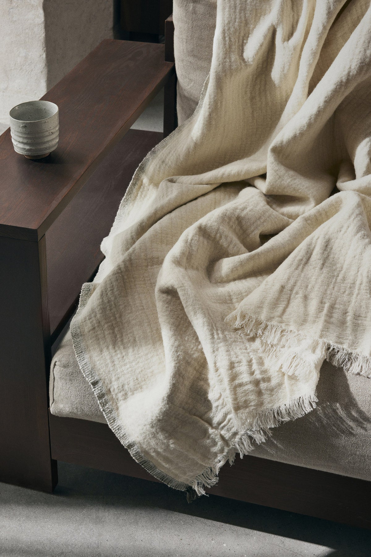 Weaver Throw Decke in Off-White präsentiert im Onlineshop von KAQTU Design AG. Wolldecke ist von Ferm Living