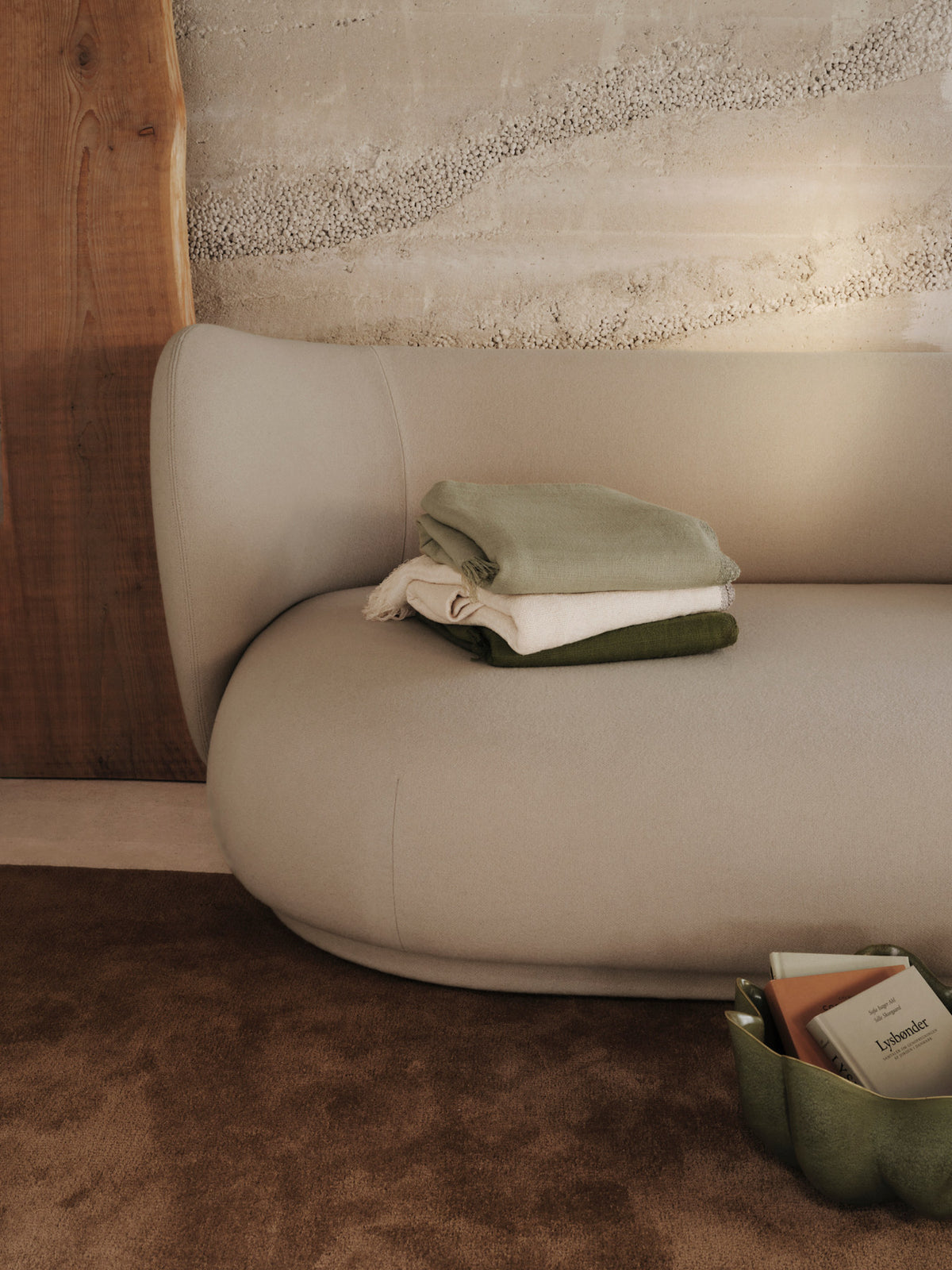 Weaver Throw Decke in Off-White präsentiert im Onlineshop von KAQTU Design AG. Wolldecke ist von Ferm Living
