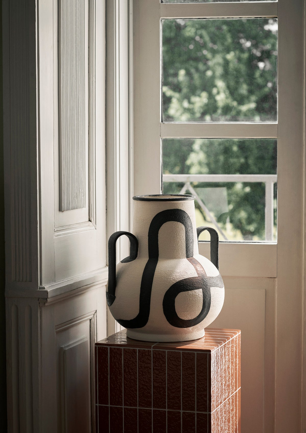 Trace Vase in Off-White präsentiert im Onlineshop von KAQTU Design AG. Vase ist von Ferm Living