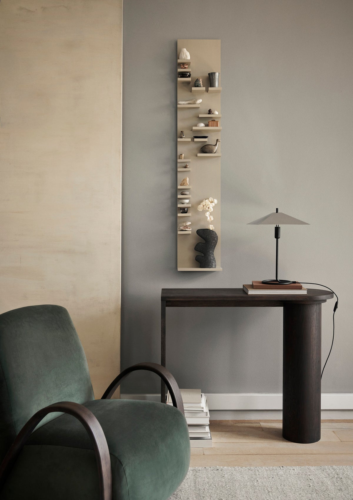 Wandregal Parade 140 cm von Ferm Living in Cashmere, lackiertes FSC-zertifiziertes MDF mit mehreren unterschiedlich tiefen Mini-Regalböden an der Wand montiert.