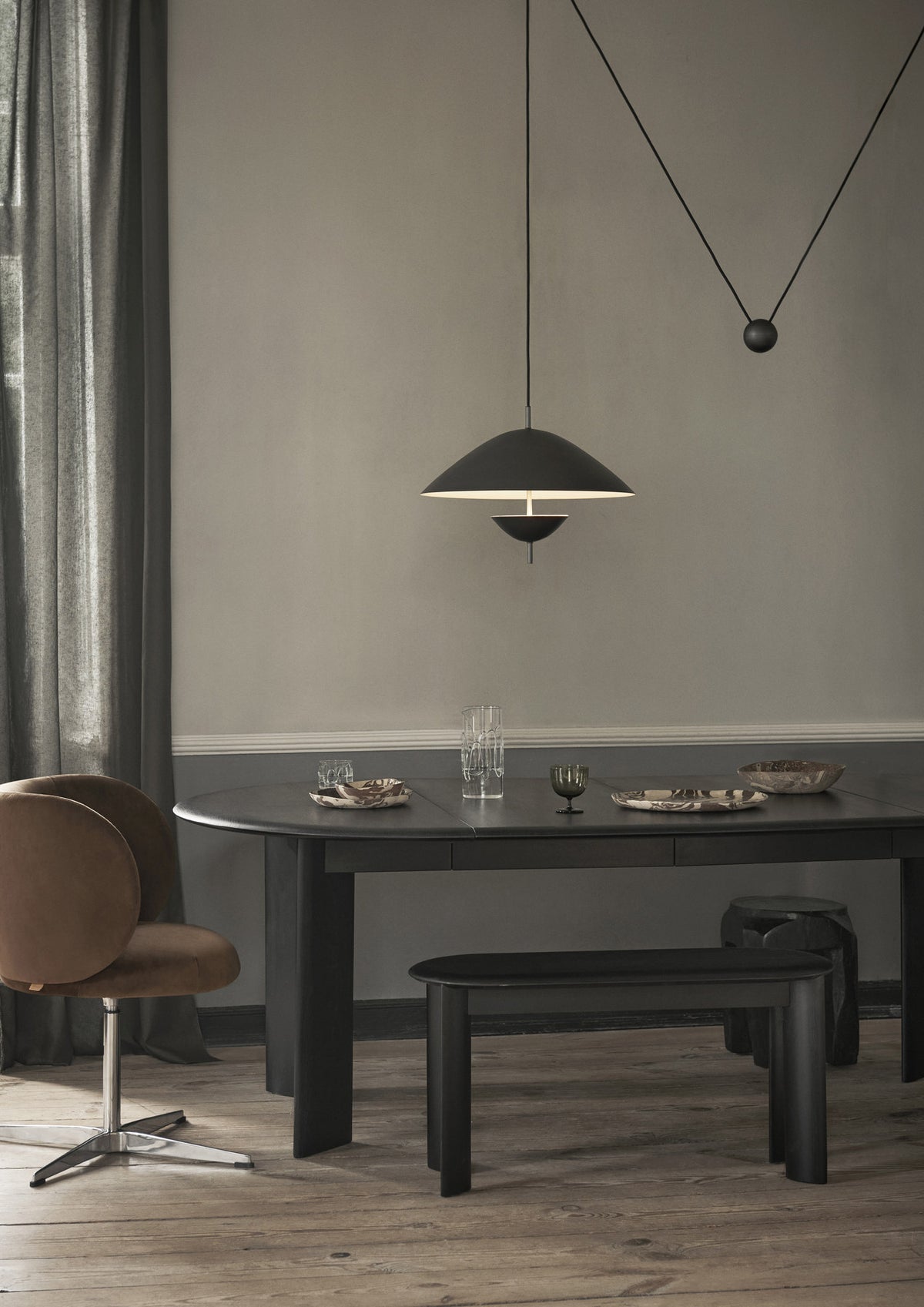 Runder Esstisch Bevel Ausziehtisch x2 von Ferm Living in Weiss, Birke massiv, mit skulpturhaften Beinen und abgerundeten Kanten, Durchmesser 117 cm.