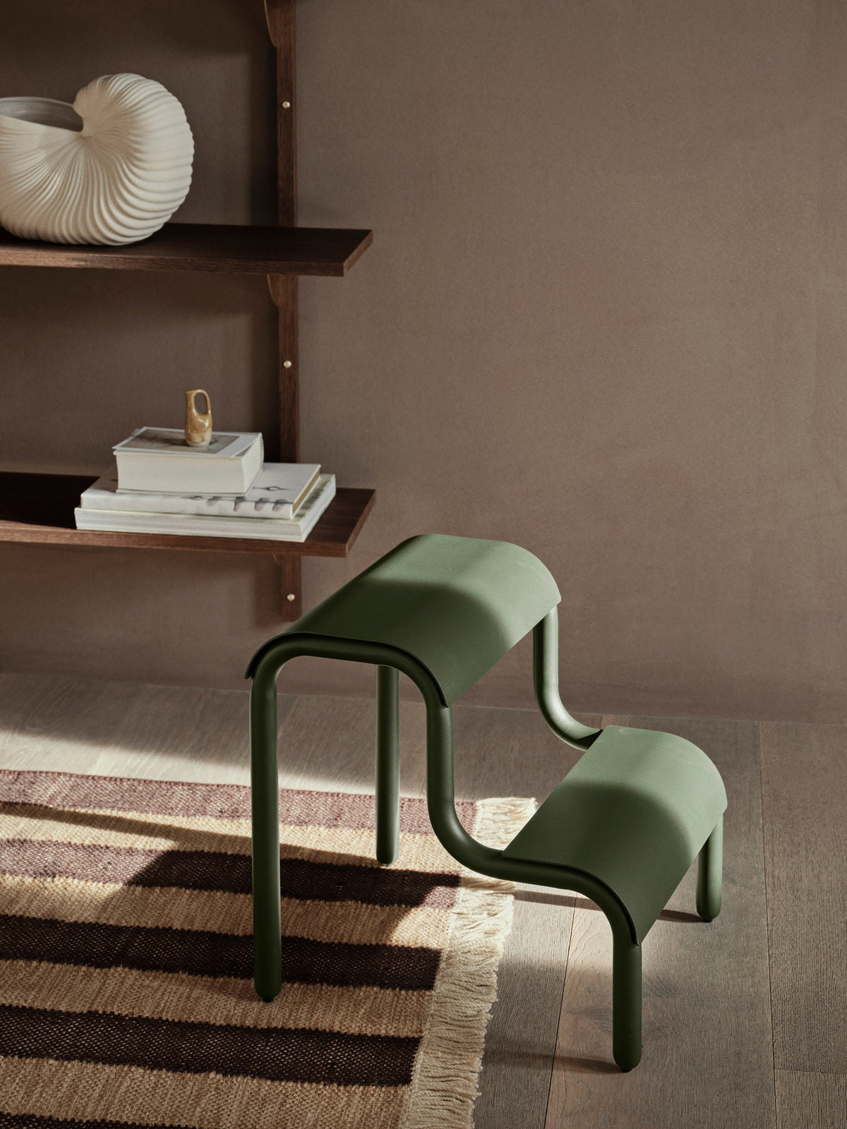 Up Step Hocker von Ferm Living aus pulverbeschichtetem Eisen mit zwei runden Beinen und doppelter Stufenfläche, Farbe Forest Green