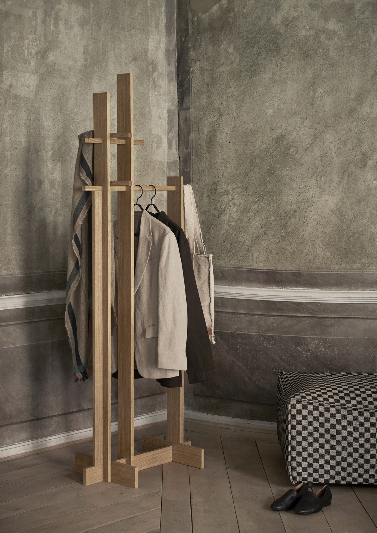 Bridge Kleiderständer in Oiled Oak präsentiert im Onlineshop von KAQTU Design AG. Kleiderständer ist von Ferm Living