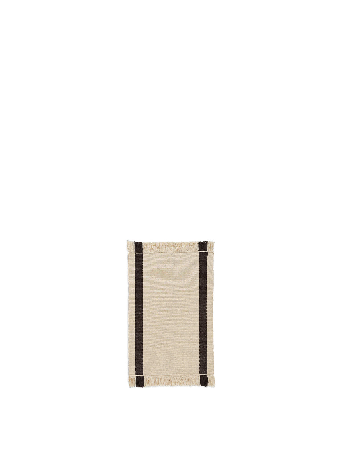 Calm Kelim Mat 50 x 70 in Offwhite/Coffee präsentiert im Onlineshop von KAQTU Design AG. Teppich ist von Ferm Living