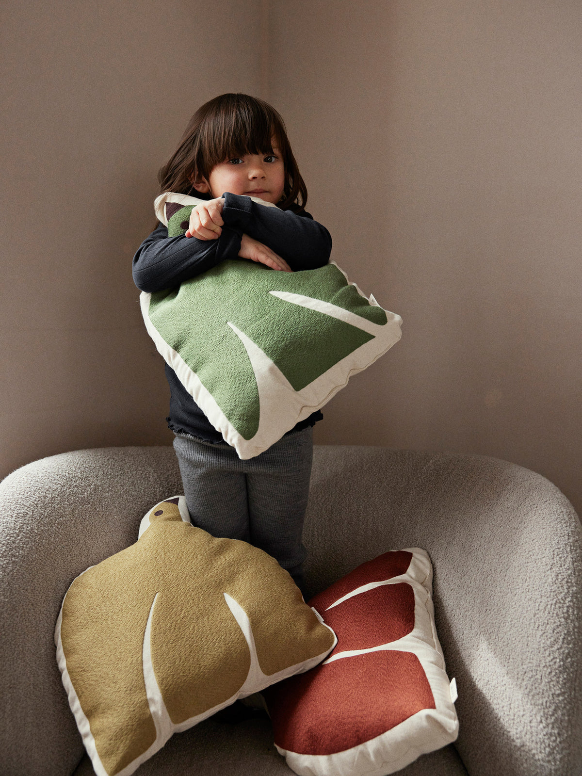 Swif Bird Kissen in Avocado Green präsentiert im Onlineshop von KAQTU Design AG. Deko Kissen ist von Ferm Living