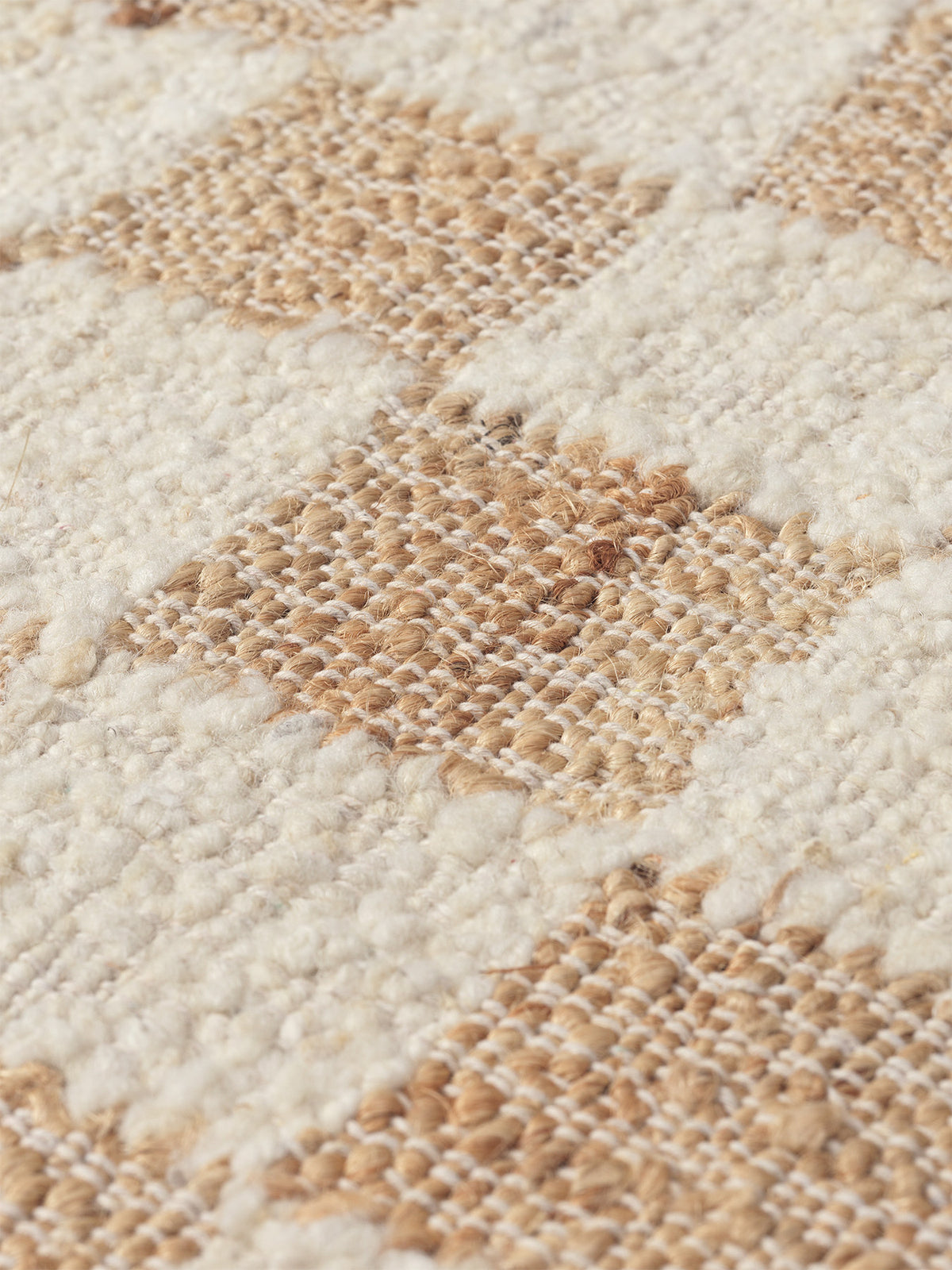 Check Wool Jute Runner 70 x 180 in Offwhite/Natur präsentiert im Onlineshop von KAQTU Design AG. Teppich ist von Ferm Living