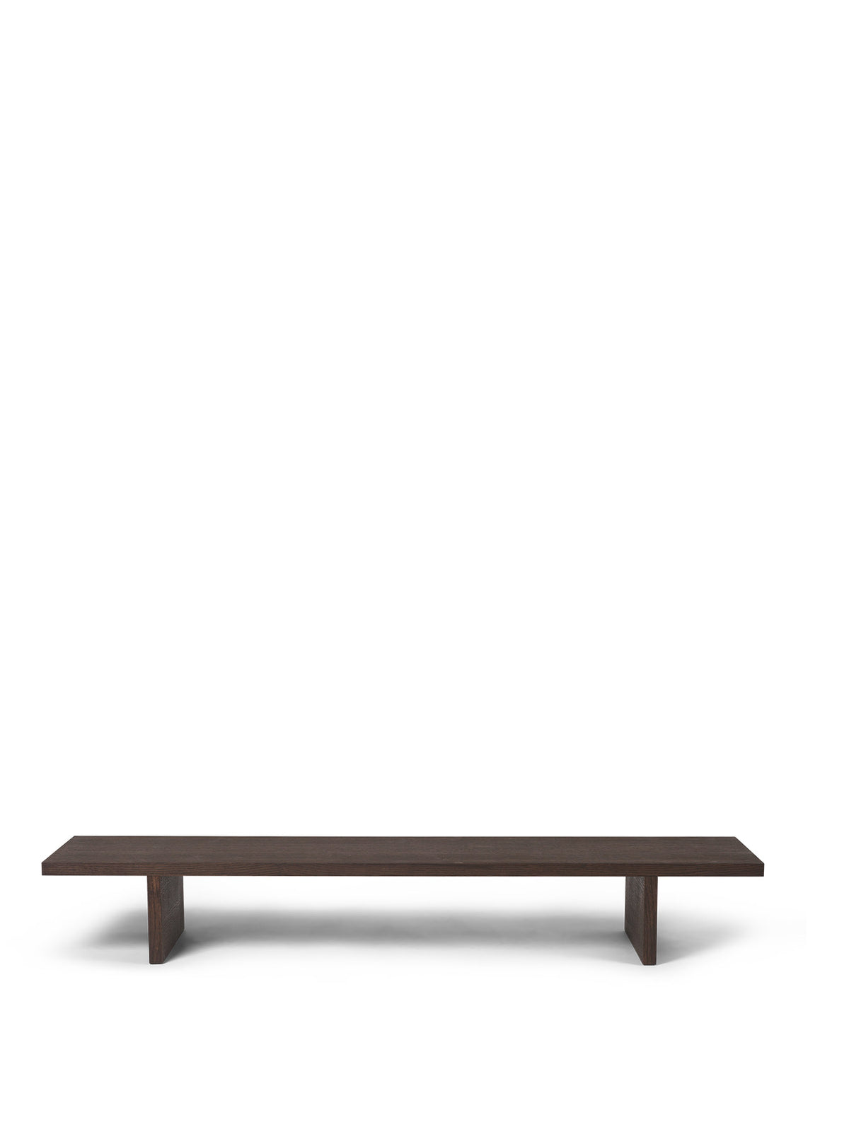 Grauer Kona Vitrinentisch von Ferm Living aus Kiefernfurnier mit MDP-Kern, rechteckige Form, klare Linien, als Beistelltisch für Deko und Bücher.
