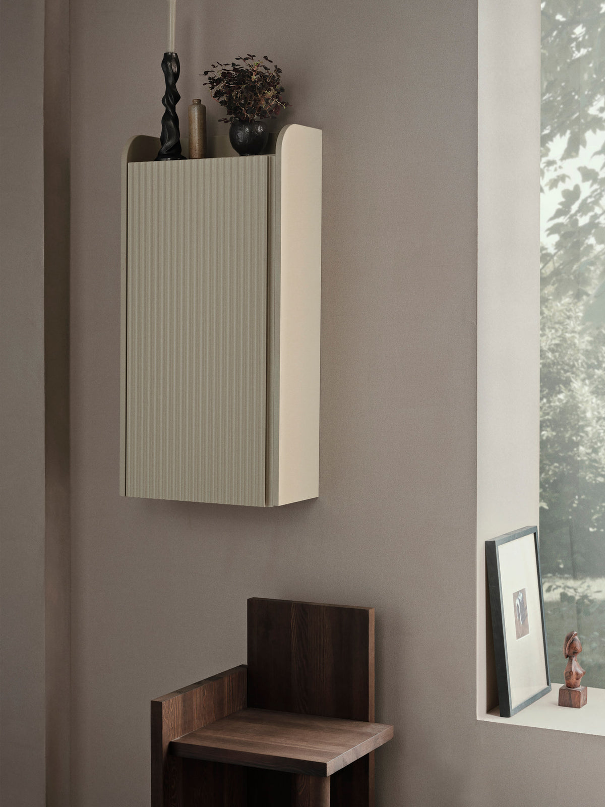 Sill Wandschrank von Ferm Living in Cashmere, lackiertes VMDF mit geschnitzten Türen, rechteckige Form, Wandmontage sichtbar