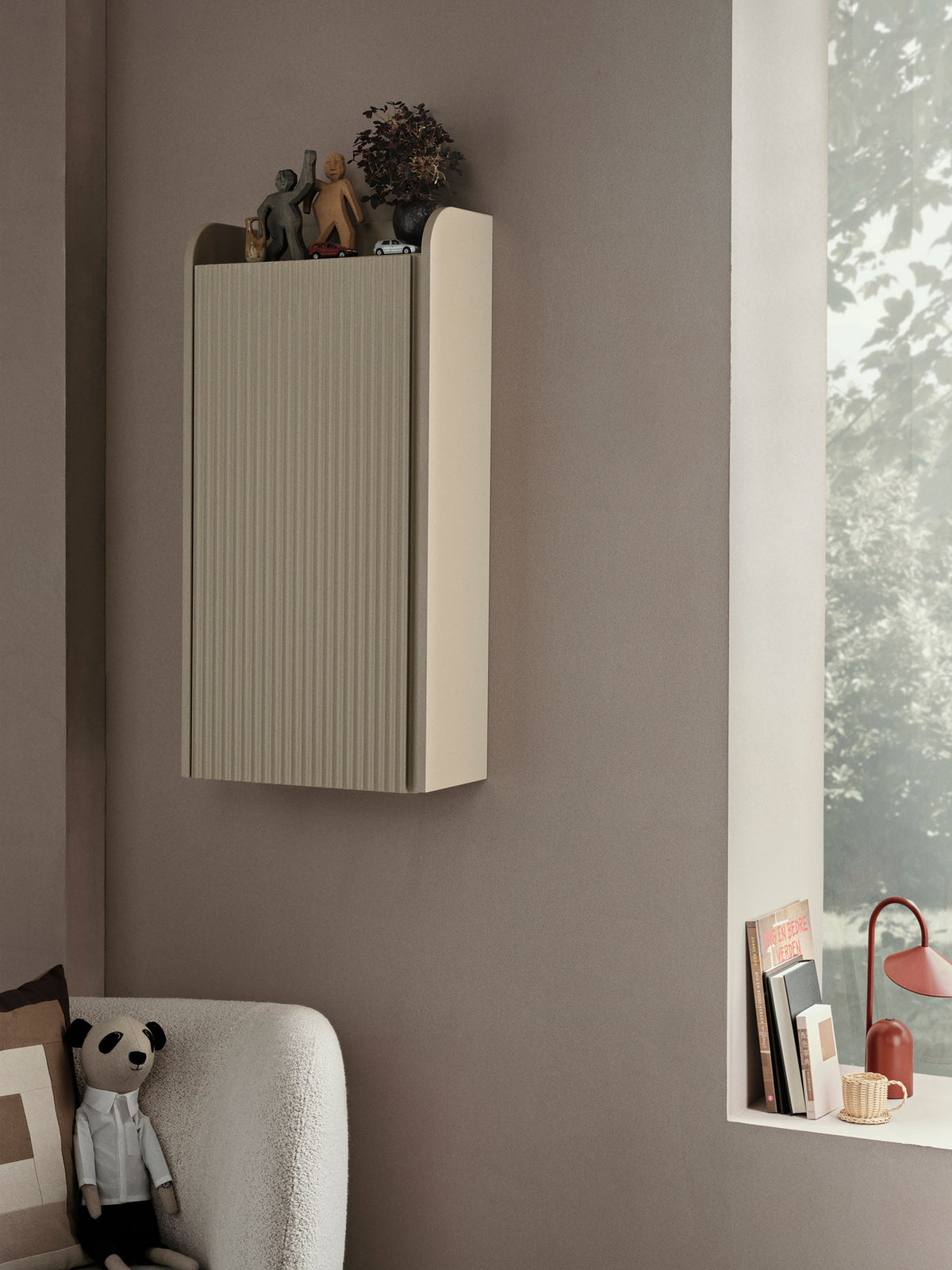 Sill Wandschrank von Ferm Living in Cashmere, lackiertes VMDF mit geschnitzten Türen, rechteckige Form, Wandmontage sichtbar