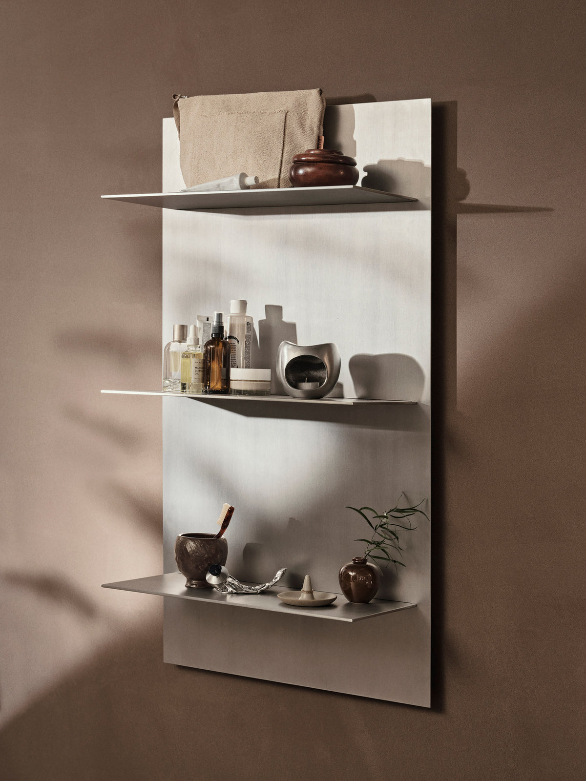 Lager Wall Regal Triple in Aluminium präsentiert im Onlineshop von KAQTU Design AG. Wandregal ist von Ferm Living