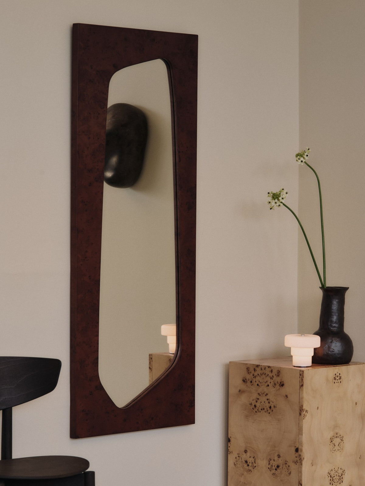 Doro Vase von Ferm Living aus glasiertem Terrakotta in Coffee, runde strukturierte Form, Durchmesser 16 cm, Höhe 27 cm, auf neutralem Hintergrund