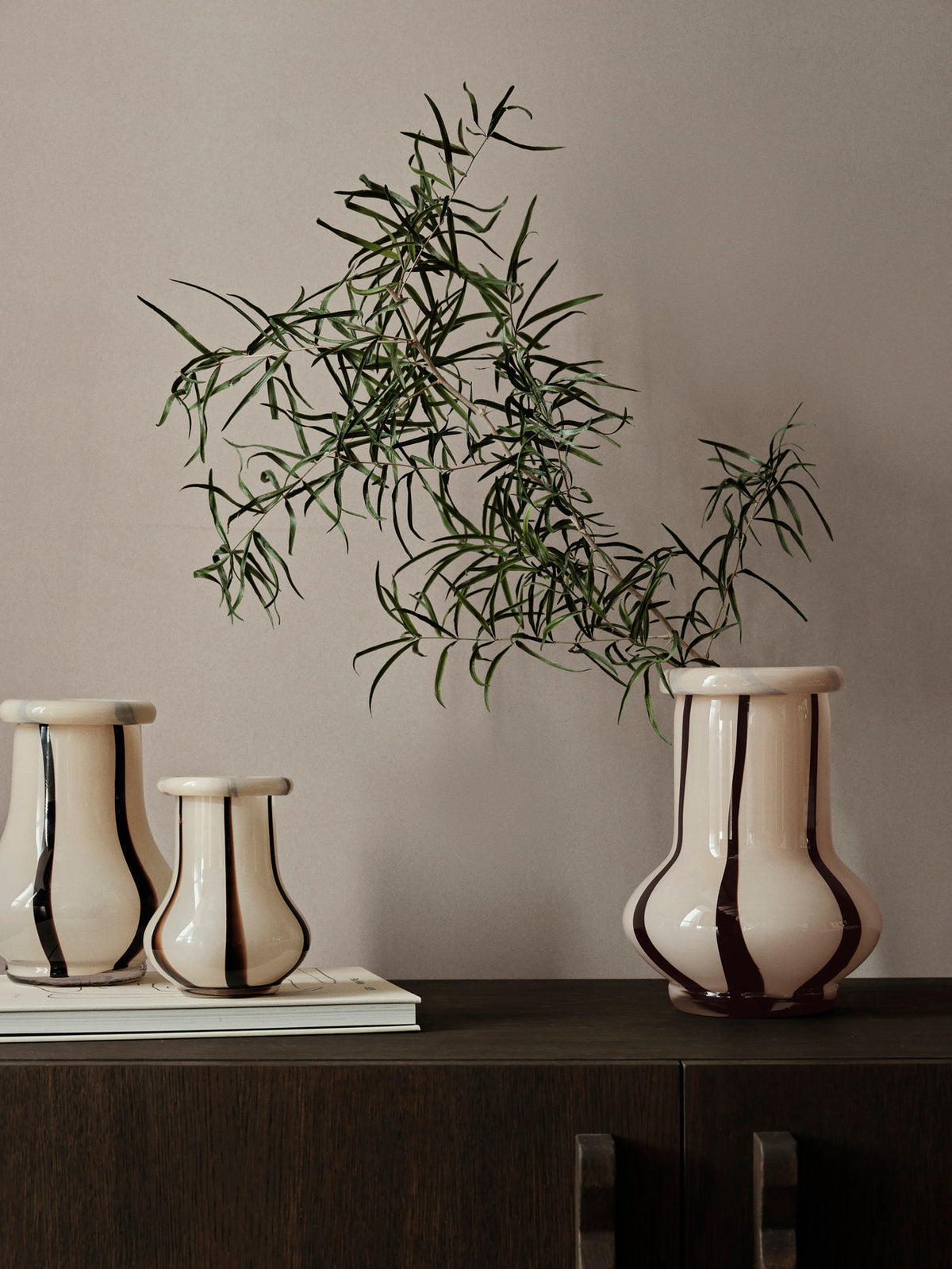 Riban Vase H15 in Cream präsentiert im Onlineshop von KAQTU Design AG. Vase ist von Ferm Living