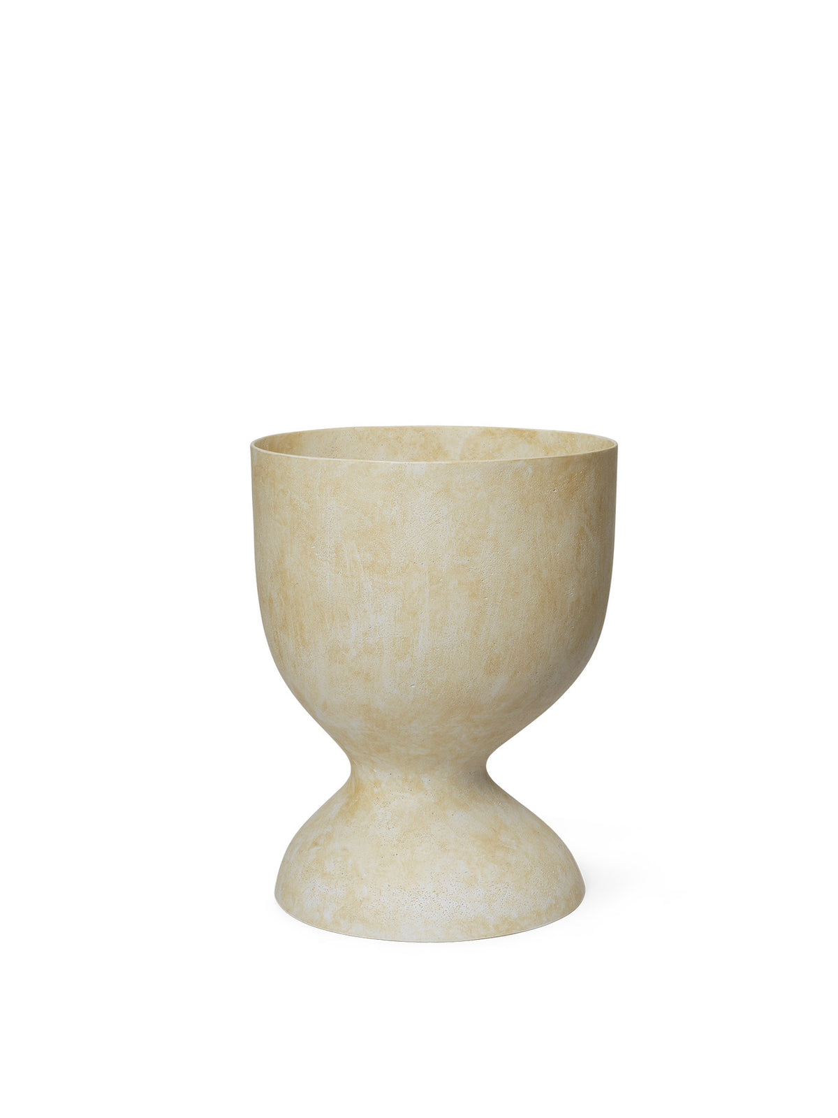 Evoke Topf von Ferm Living aus Faserstein in Warm Sand, organische Form, Grösse D: 35 cm x H: 45 cm, für drinnen und draussen geeignet.