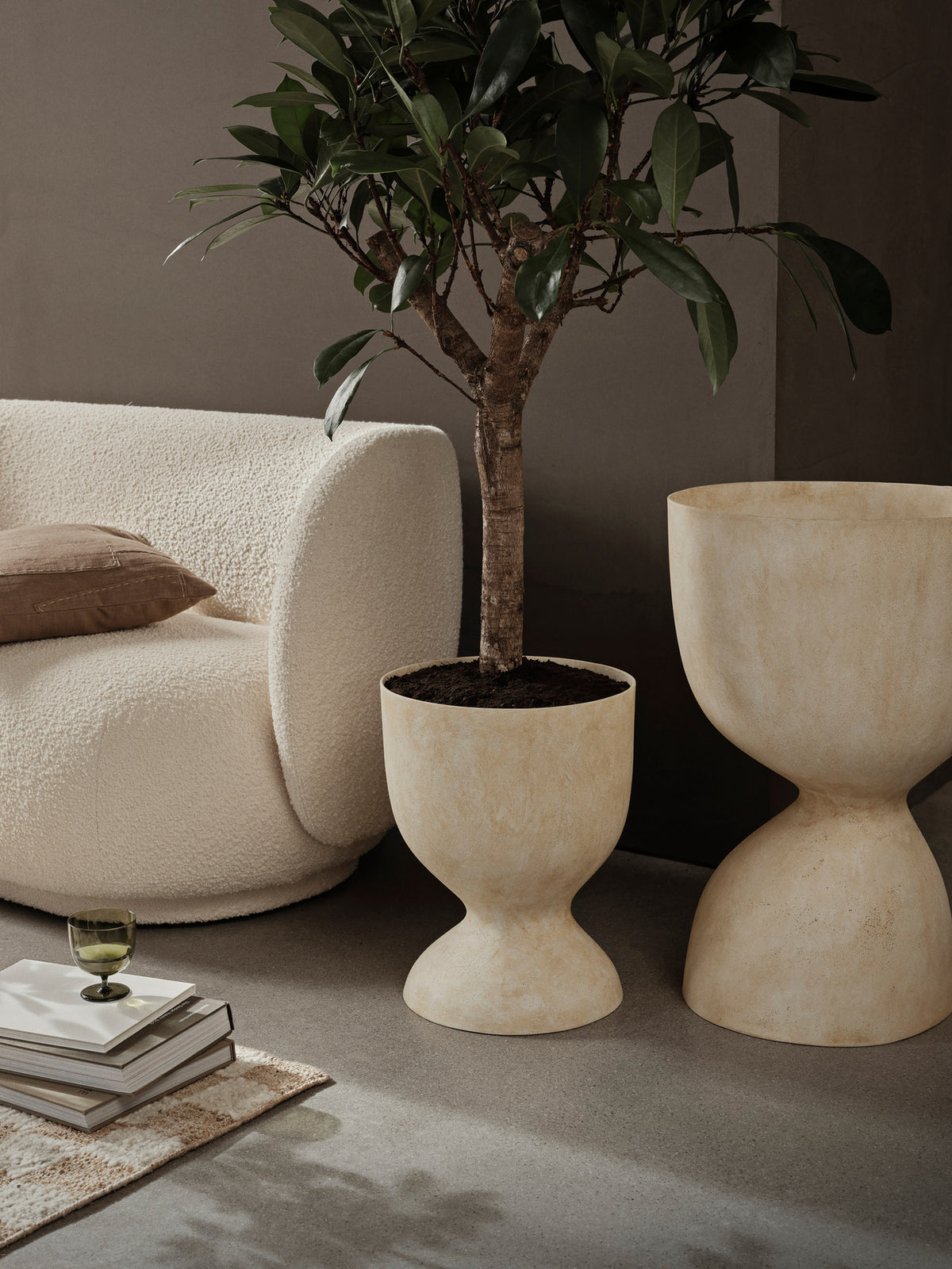 Evoke Topf von Ferm Living aus Faserstein in Warm Sand, organische Form, Grösse D: 35 cm x H: 45 cm, für drinnen und draussen geeignet.