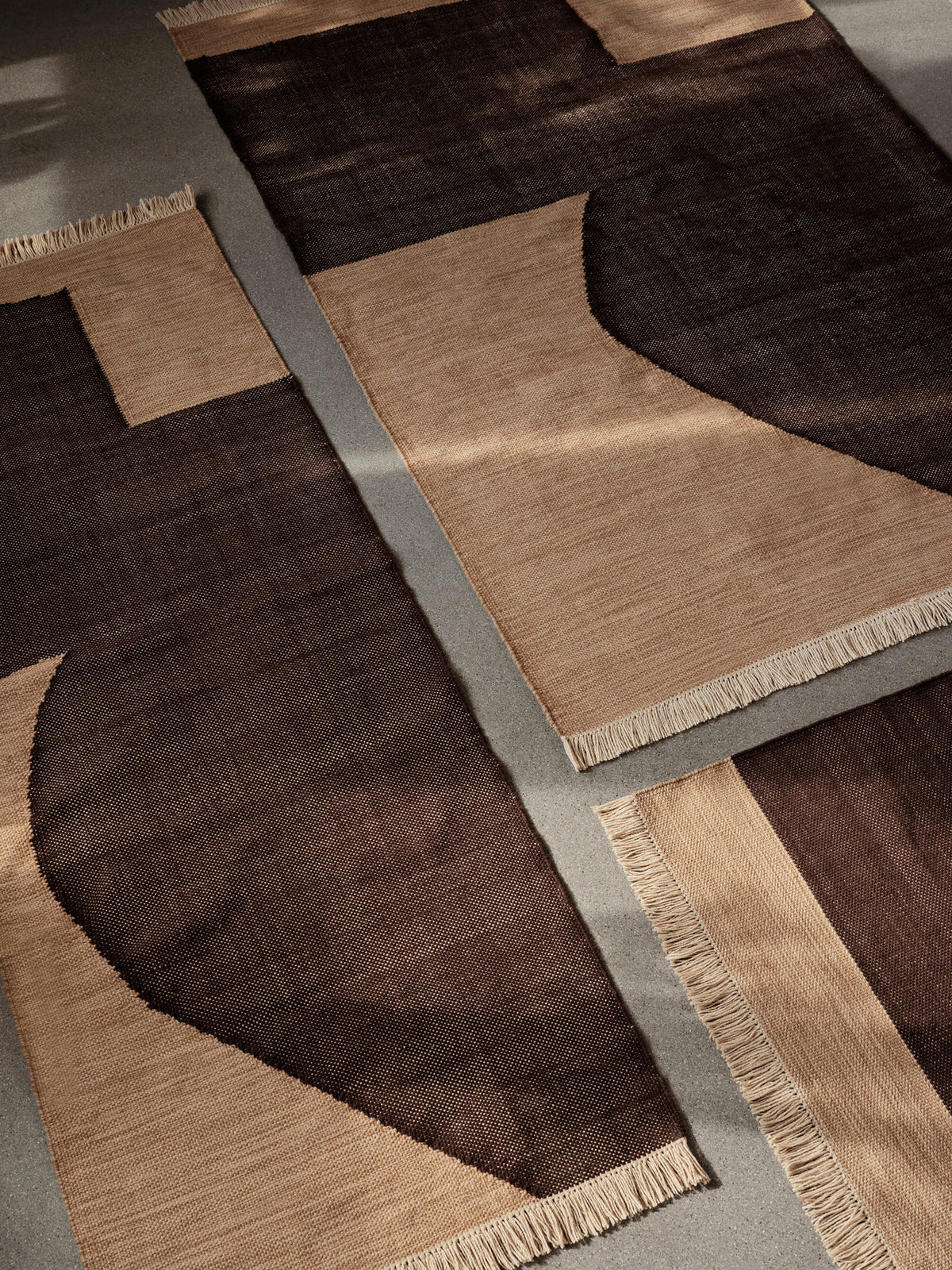 Forene Teppich von Ferm Living in Tan/Chocolate, handgewebt aus recyceltem PET-Garn, mit abstraktem Formmuster, rechteckig