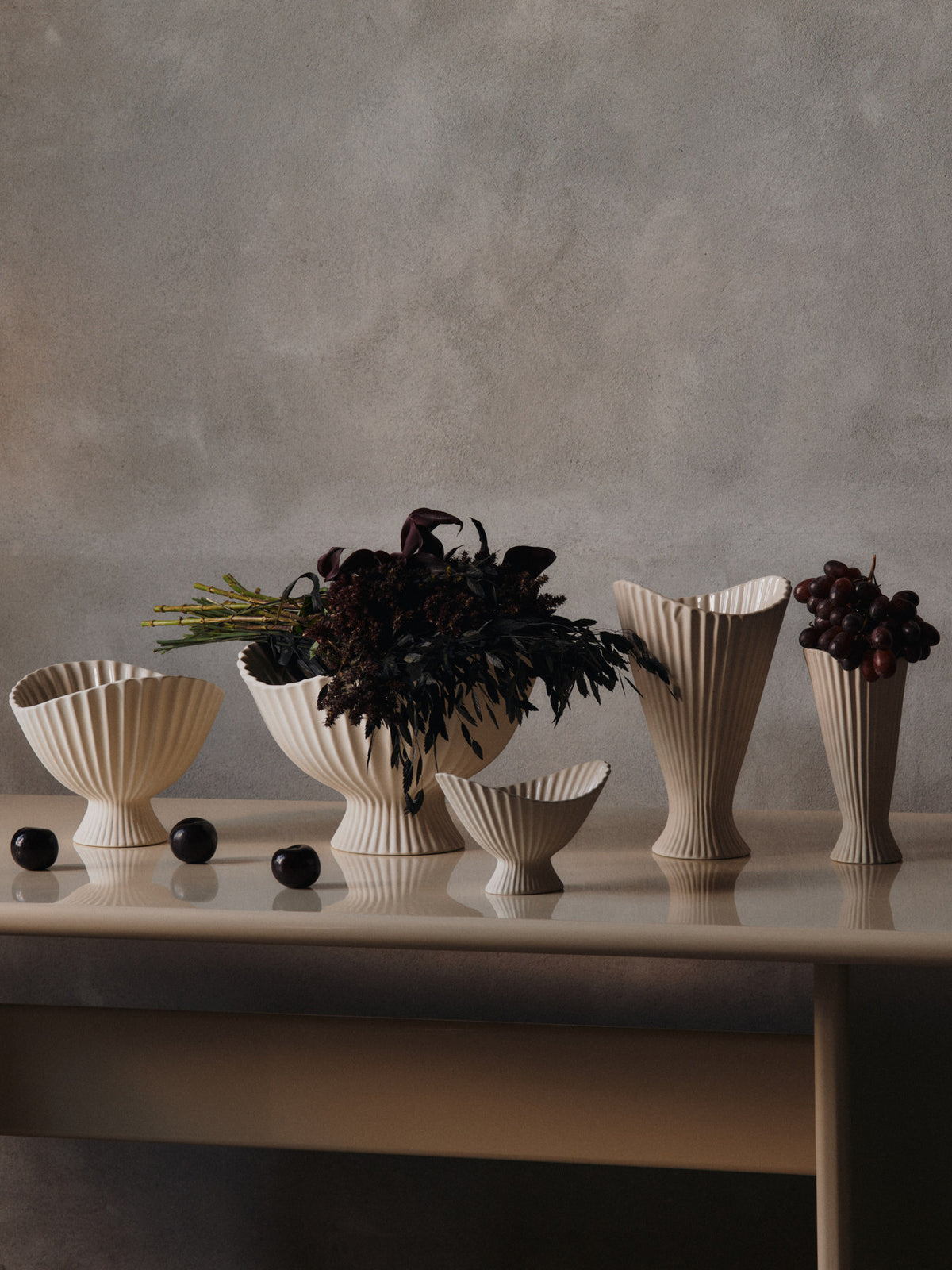 Fountain Schale von Ferm Living in Offwhite, Steingut mit gefältelter Oberfläche, aussen unglasiert, innen glasiert, in mehreren Grössen.