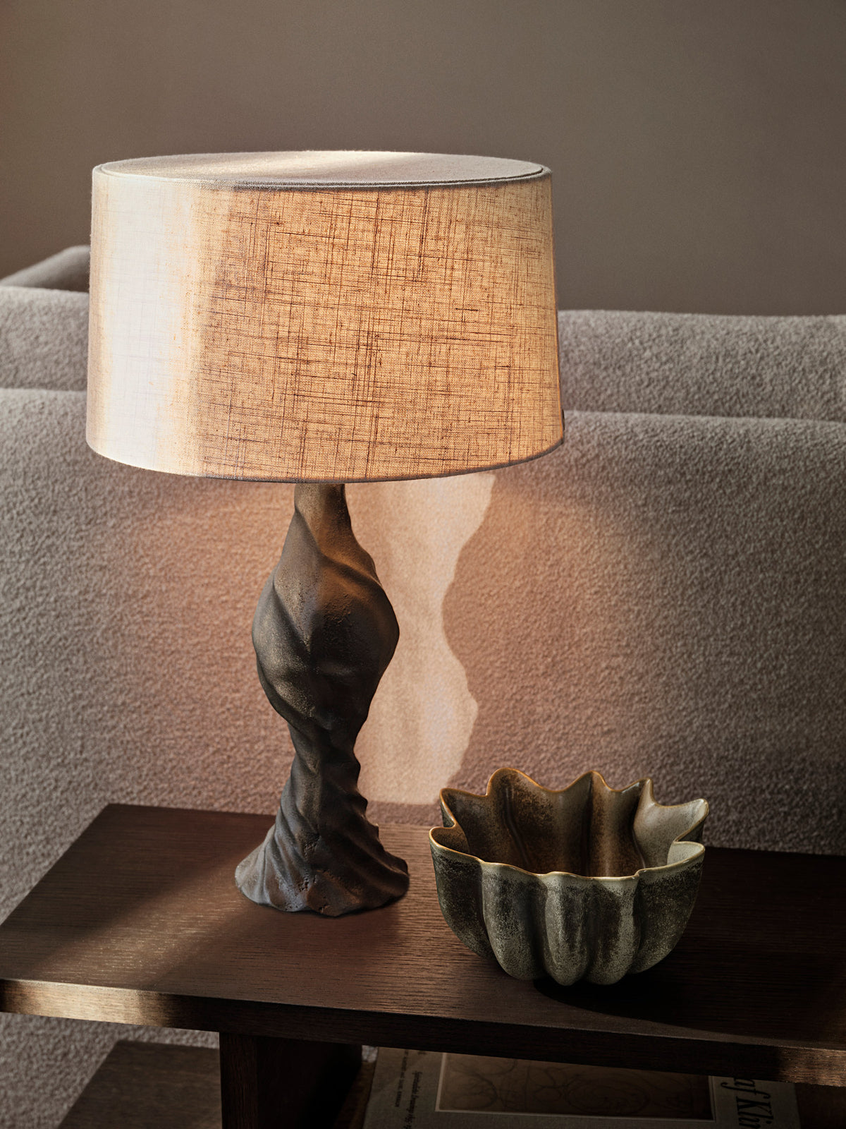 Cremeweisse Nium Schale aus Steingut von Ferm Living, aussen unglasiert, innen glasiert, mit drapierter, geschwungener Form und Falten.