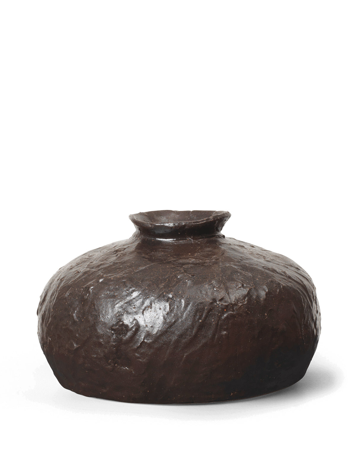 Doro Vase von Ferm Living aus glasiertem Terrakotta in Coffee, runde strukturierte Form, Durchmesser 16 cm, Höhe 27 cm, auf neutralem Hintergrund