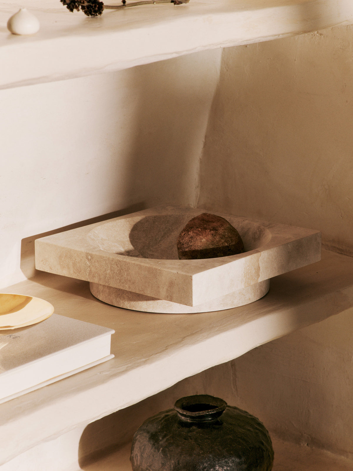 Doro Vase von Ferm Living aus glasiertem Terrakotta in Coffee, runde strukturierte Form, Durchmesser 16 cm, Höhe 27 cm, auf neutralem Hintergrund