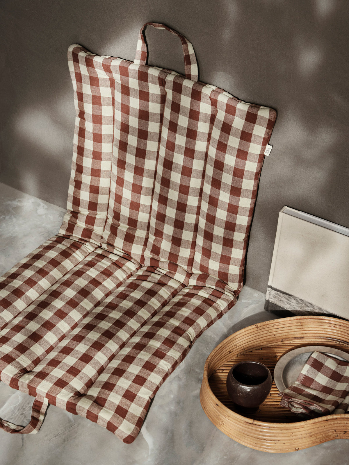 Bothy Check Folding Mat in Cinnamon/Green präsentiert im Onlineshop von KAQTU Design AG. Sitzpolster ist von Ferm Living