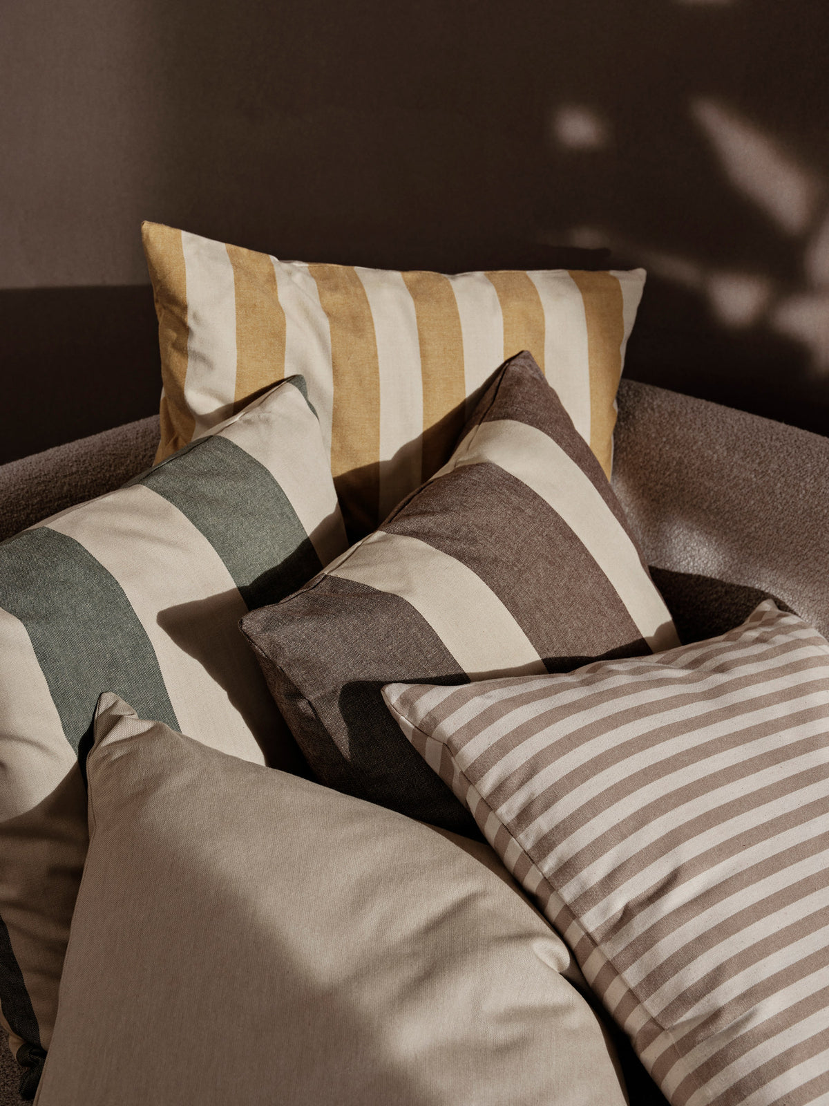 Strand Outdoor Kissen in Warm Yellow/Parchment präsentiert im Onlineshop von KAQTU Design AG. Gartenkissen ist von Ferm Living