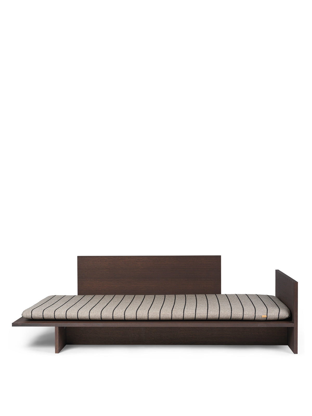 Kona Daybed von Ferm Living aus lackiertem Eichenfurnier in Hellbraun, mit niedrigem Kopfende und erhöhtem Rückteil, Masse 207x97x65 cm.