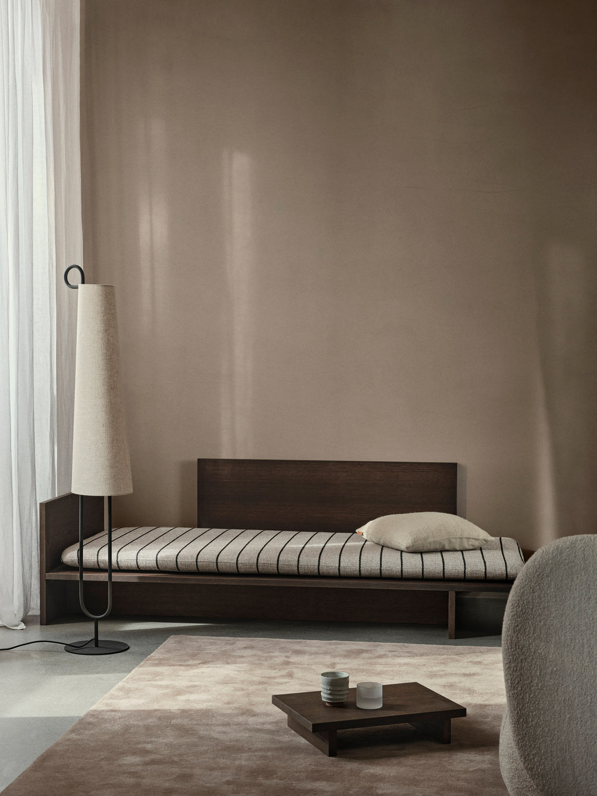 Kona Daybed von Ferm Living aus lackiertem Eichenfurnier in Hellbraun, mit niedrigem Kopfende und erhöhtem Rückteil, Masse 207x97x65 cm.
