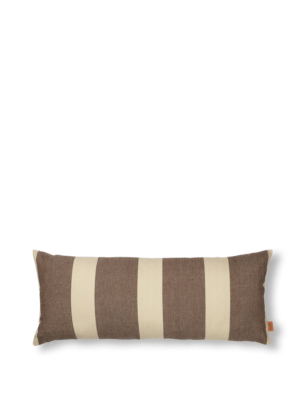 Strand Kissen in Carob Brown/Parchment präsentiert im Onlineshop von KAQTU Design AG. Gartenkissen ist von Ferm Living