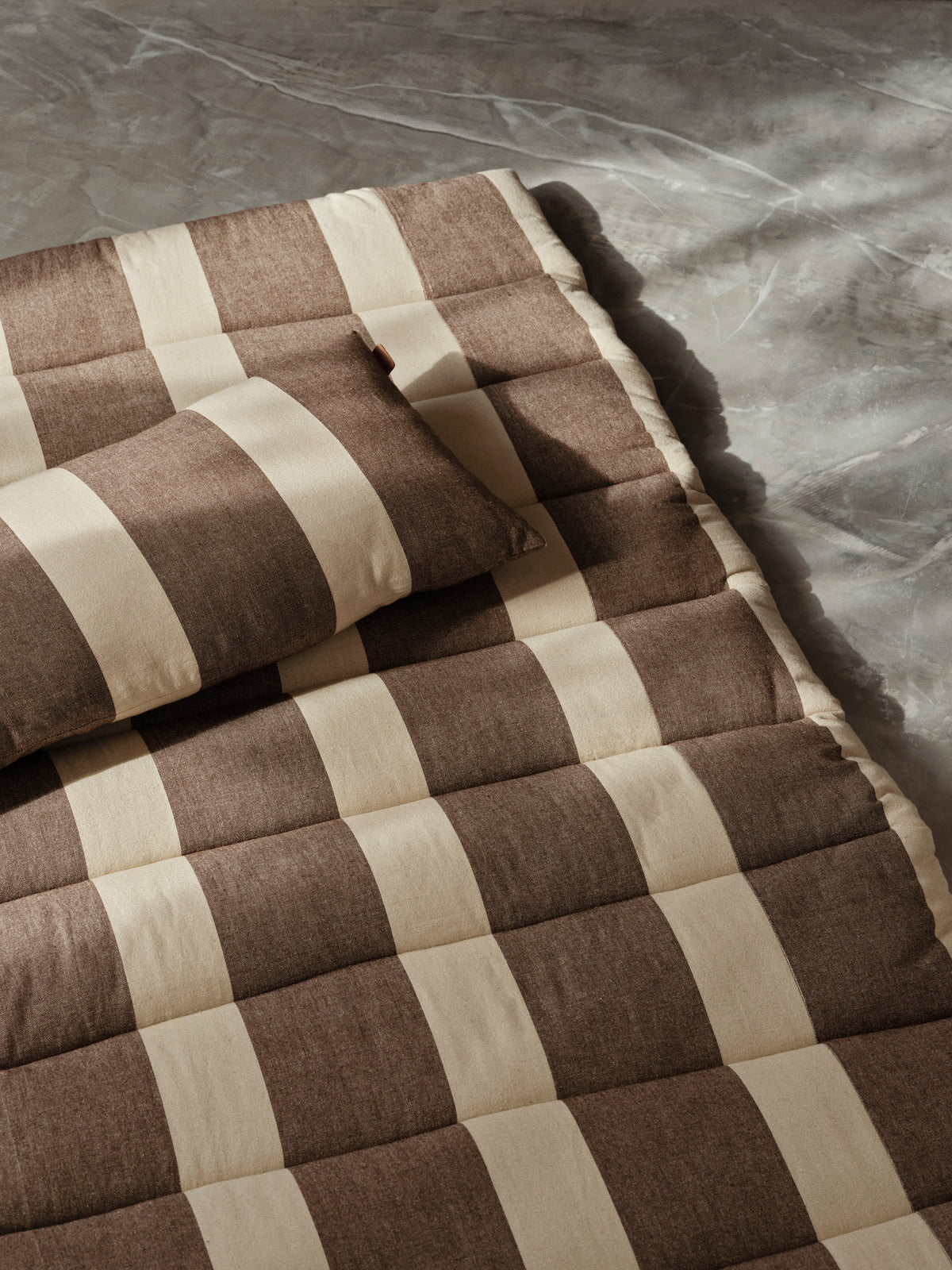 Strand Kissen in Carob Brown/Parchment präsentiert im Onlineshop von KAQTU Design AG. Gartenkissen ist von Ferm Living