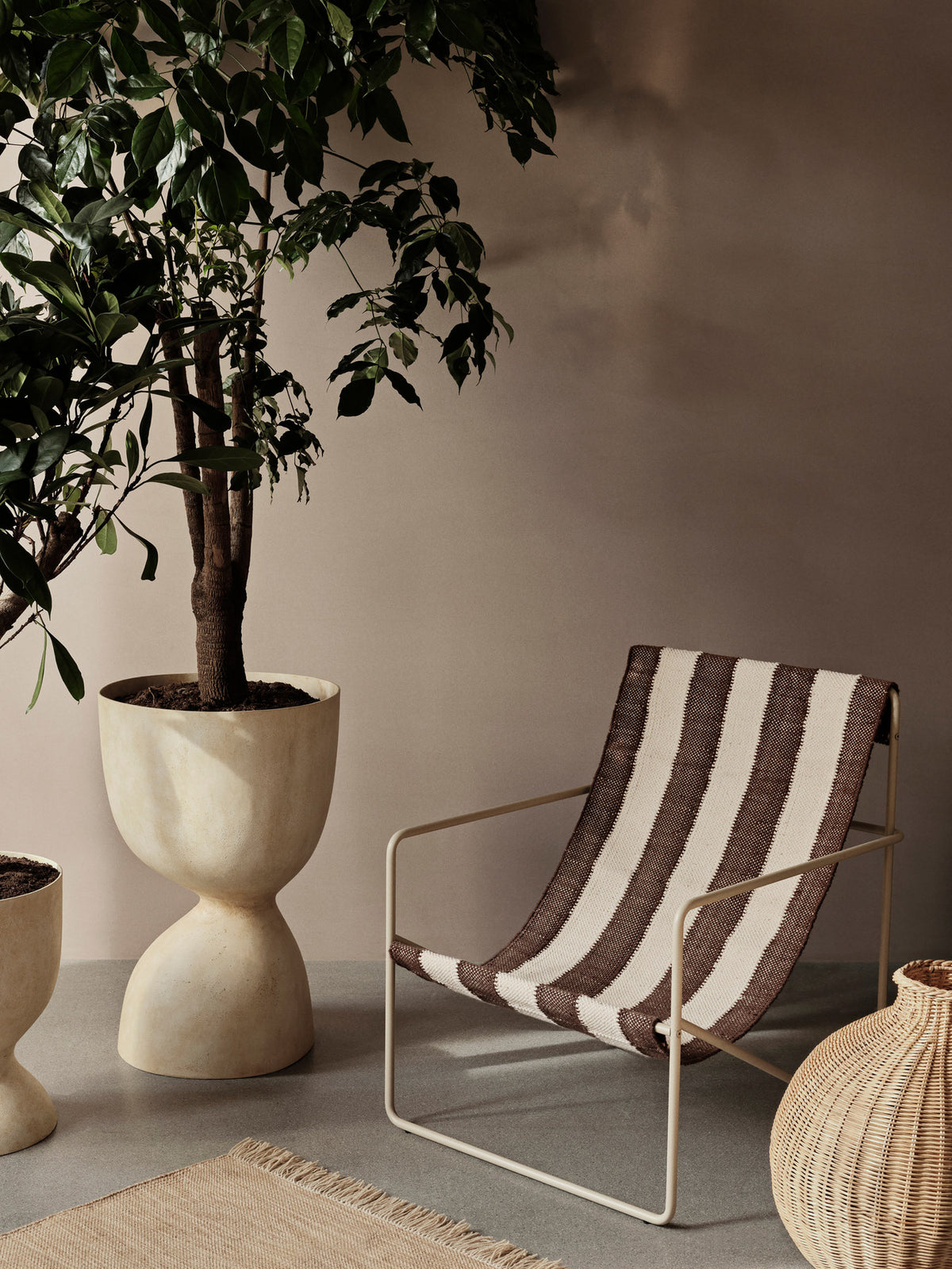 Desert Lounge Chair in Cashmere/Offwhite/Chocolate präsentiert im Onlineshop von KAQTU Design AG. Outdoor-Sessel mit Armlehnen ist von Ferm Living