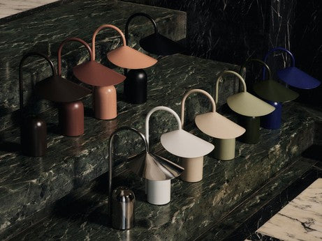 Arum portable Tischleuchte in Black präsentiert im Onlineshop von KAQTU Design AG. Tischleuchte ist von Ferm Living